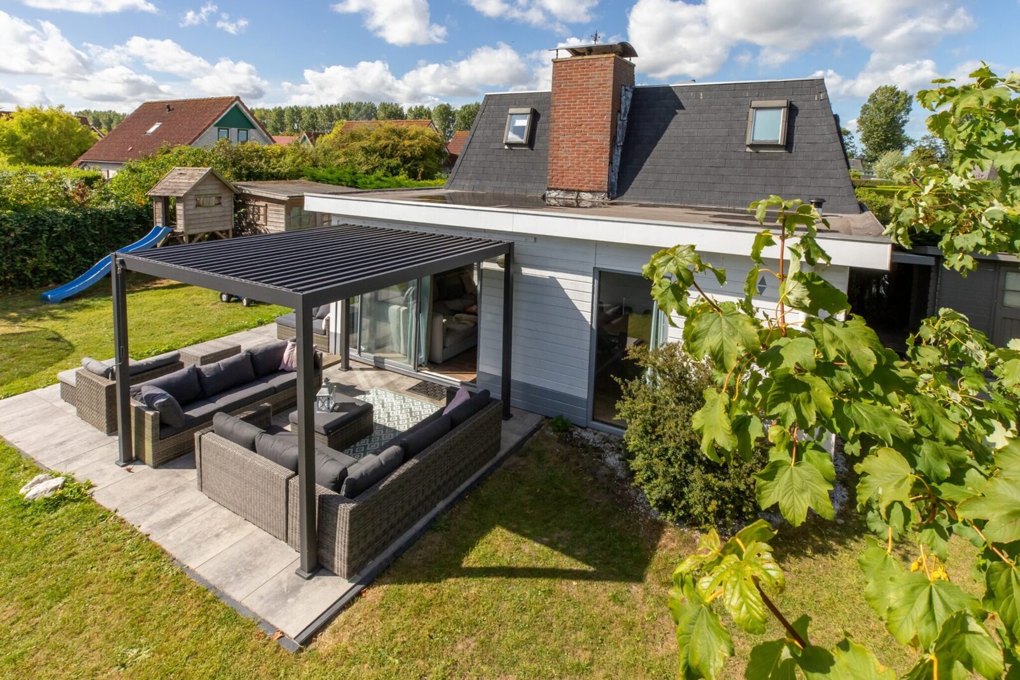Strandhuis Schoneveld - Exterior in summer