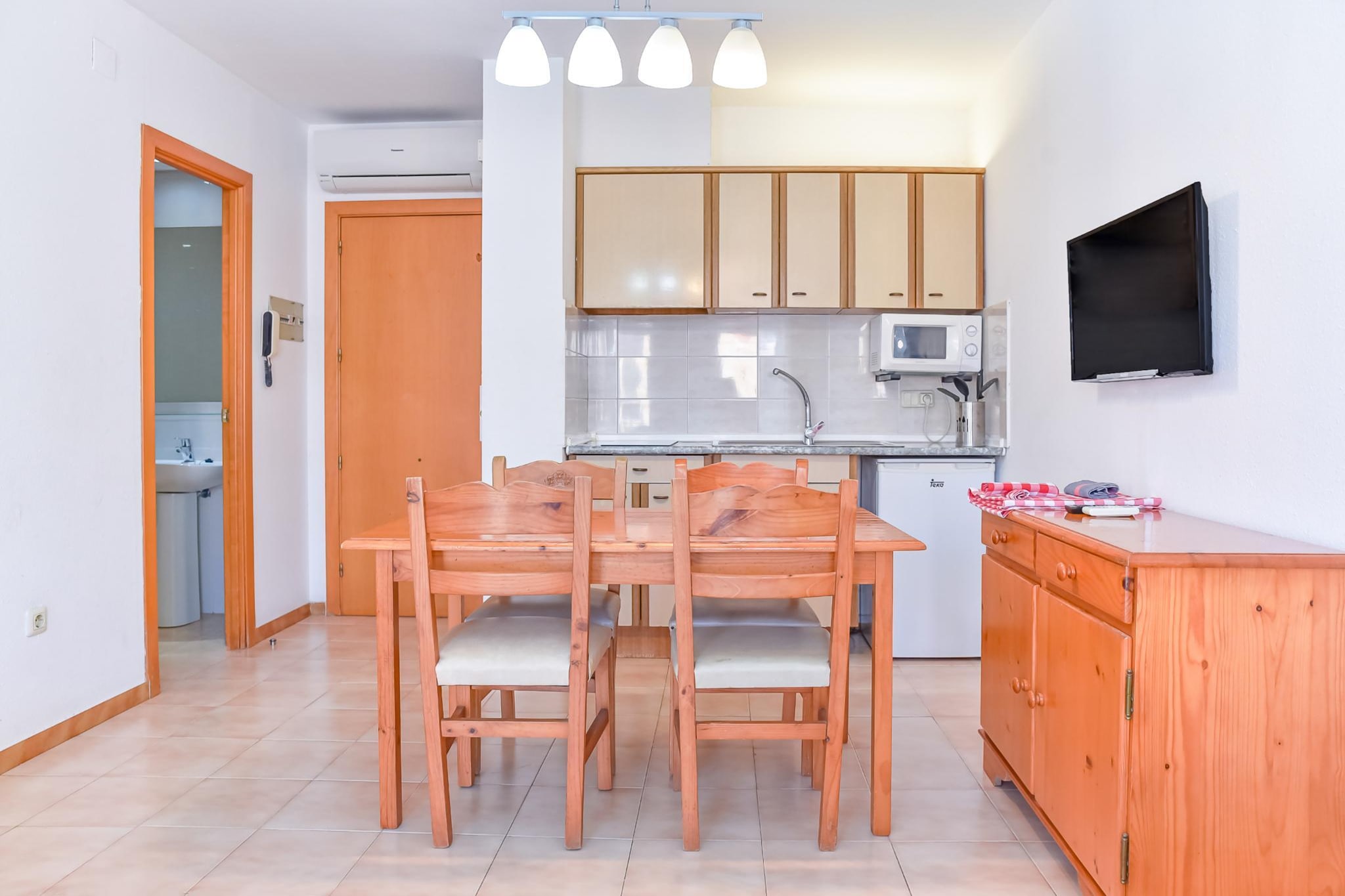 APARTAMENTOS COMTE D'EMPURIES C46-Salle à manger