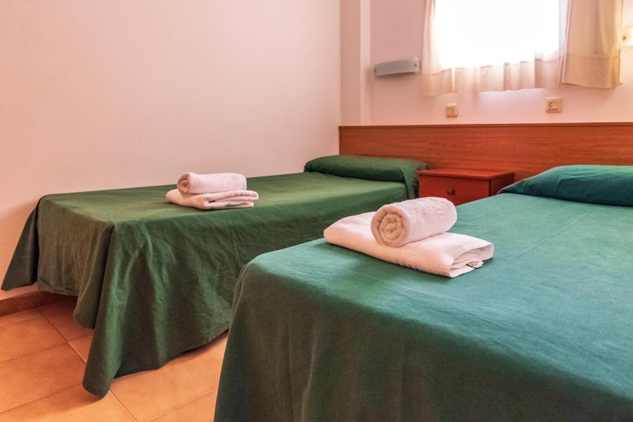 APARTAMENTOS COMTE D'EMPURIES C46-Chambre