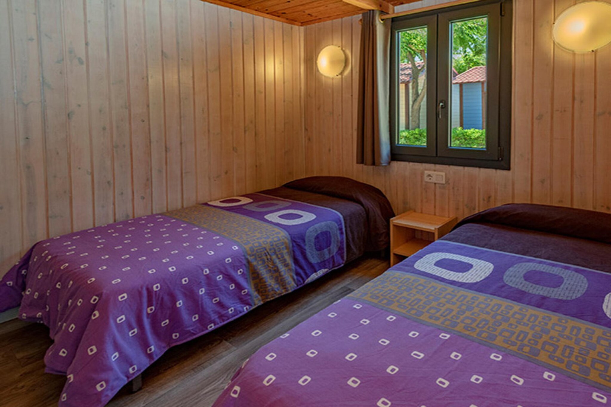Ground floor: (Entrance, Living room(single sofa bed, TV), Kitchen(coffee machine, microwave, fridge, dishes and cutlery, Cooking basics), bedroom(single bed(blanket), single bed(blanket)), bathroom(shower, toilet), Internet access)\n\nOn the 1st floor: (bedroom(single bed, single bed, single bed))\n\nterrace, parking