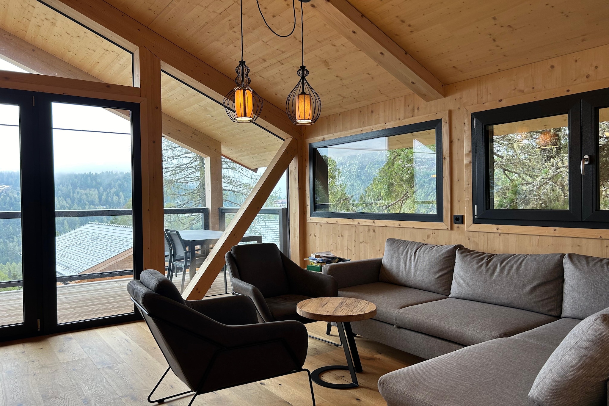 This inviting solid wood chalet, covering 135 m² across two floors, comfortably accommodates up to 8 guests. The chalet features four well-appointed bedrooms: one with a double bed, en suite bathroom, and balcony on the ground floor; another with a double bed and balcony on the ground floor; a third ground-floor bedroom with a double bed and en suite bathroom; and an upstairs bedroom with a double bed and a separate double bed, complemented by a bathroom with a bathtub. Unwind in the Finnish sauna indoors or enjoy the stunning views from the hot tub on the balcony, which does not include a whirlpool function.
Turracher Höhe offers a range of activities year-round. In winter, it’s a popular ski resort with well-maintained slopes, cross-country trails, and opportunities for snowboarding and tobogganing. In the summer, the area transforms into a hiking and biking paradise with picturesque trails and breathtaking mountain views.
The open-plan kitchen is fully equipped with cutlery, cookware, a ceramic hob, oven, dishwasher, and fridge with freezer compartment, as well as a toaster, kettle, filter coffee machine, and Nespresso capsule coffee machine. A small starter set with essential cleaning supplies will be provided upon your arrival. Additional amenities include free Wi-Fi, TV, a butler card (details provided on-site), a ski boot dryer, and radiant heaters on the balcony for cozy gatherings.
Access to the chalet is via an asphalted main road, followed by a scenic forest and woodland path leading to your serene retreat.