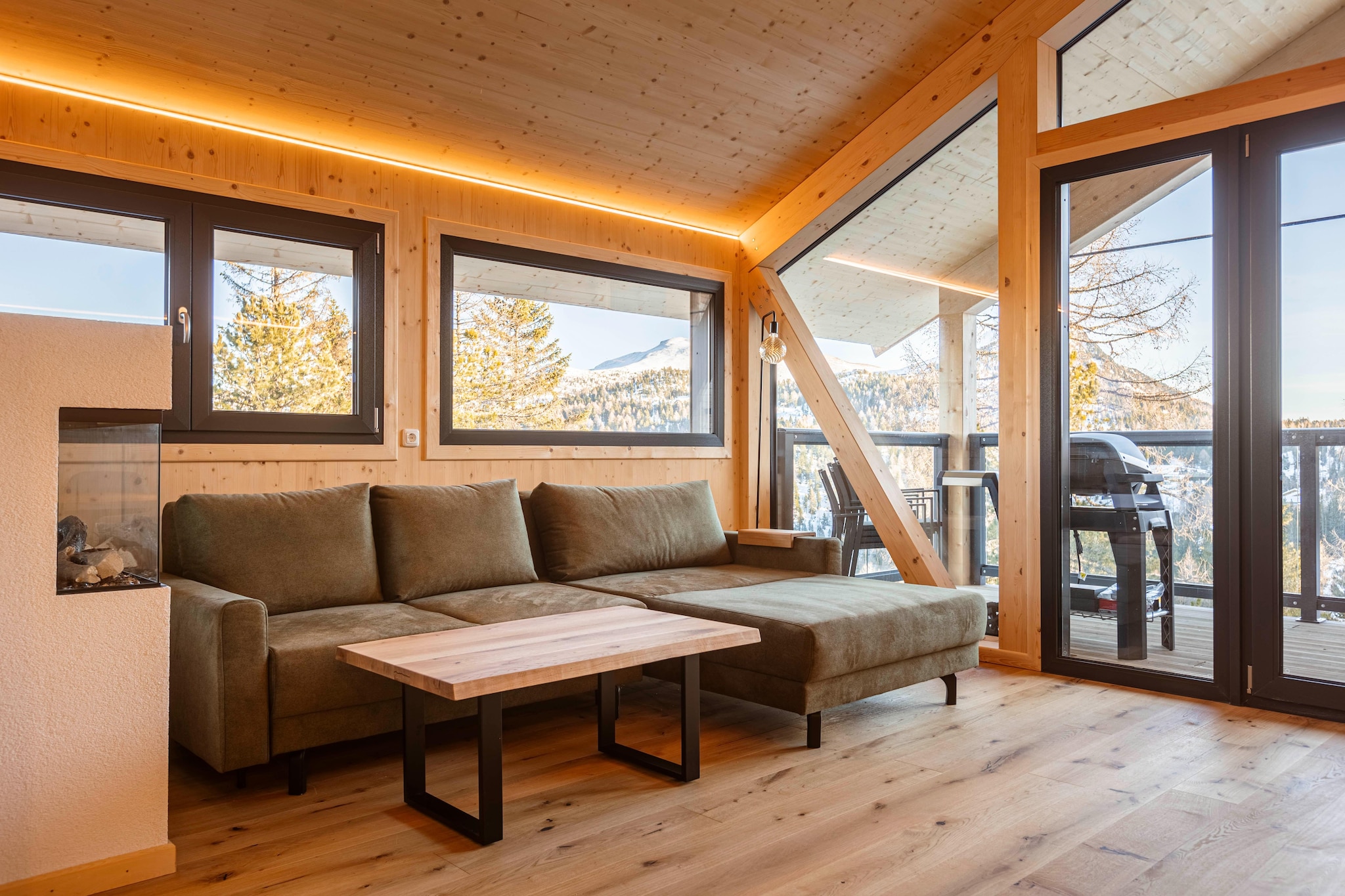 This delightful solid wood chalet, spanning 135 m² across two floors, offers a warm and inviting escape for up to 8 guests. The chalet features four cozy bedrooms: one on the ground floor with a double bed, en suite bathroom, and TV; two additional ground-floor bedrooms, each with a double bed, TV, and balcony; and a spacious upstairs bedroom with a double bed, separate double bed, and a bathroom with a bathtub. Relax after a day of adventure in the Finnish sauna indoors, or enjoy the spectacular views from the hot tub on the balcony.
Turracher Höhe offering a range of activities year-round. In winter, it’s a popular ski resort with well-maintained slopes, cross-country trails, and opportunities for snowboarding and tobogganing. In the summer, the area transforms into a hiking and biking paradise with picturesque trails and breathtaking mountain views.
The open kitchen is fully equipped for all your cooking needs, including cutlery, cookware, a ceramic hob, oven, dishwasher, fridge with freezer compartment, toaster, kettle, filter coffee machine, and Nespresso capsule coffee machine. A small starter set with essential cleaning supplies will be provided upon your arrival. Additional highlights include free Wi-Fi, TV, a butler card (details available on-site), a ski boot dryer, radiant heaters on the balcony for cozy gatherings, an electric fireplace in the kitchen-living-dining area, and an electric grill (no charcoal needed).
Access to the chalet is via an asphalted main road, followed by a scenic forest and woodland path leading to your charming vacation home.