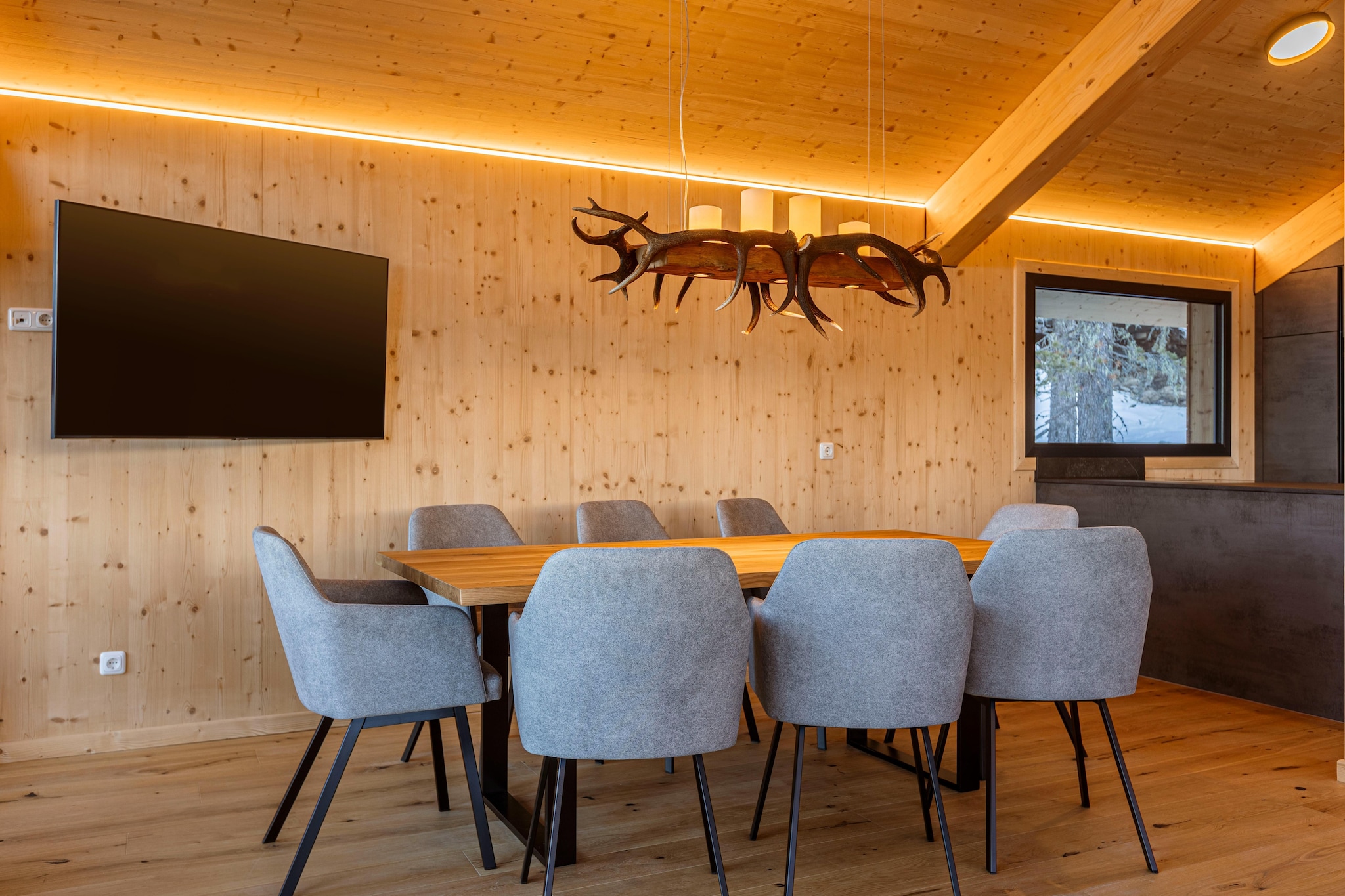 Charming chalet with hot tub on balcony