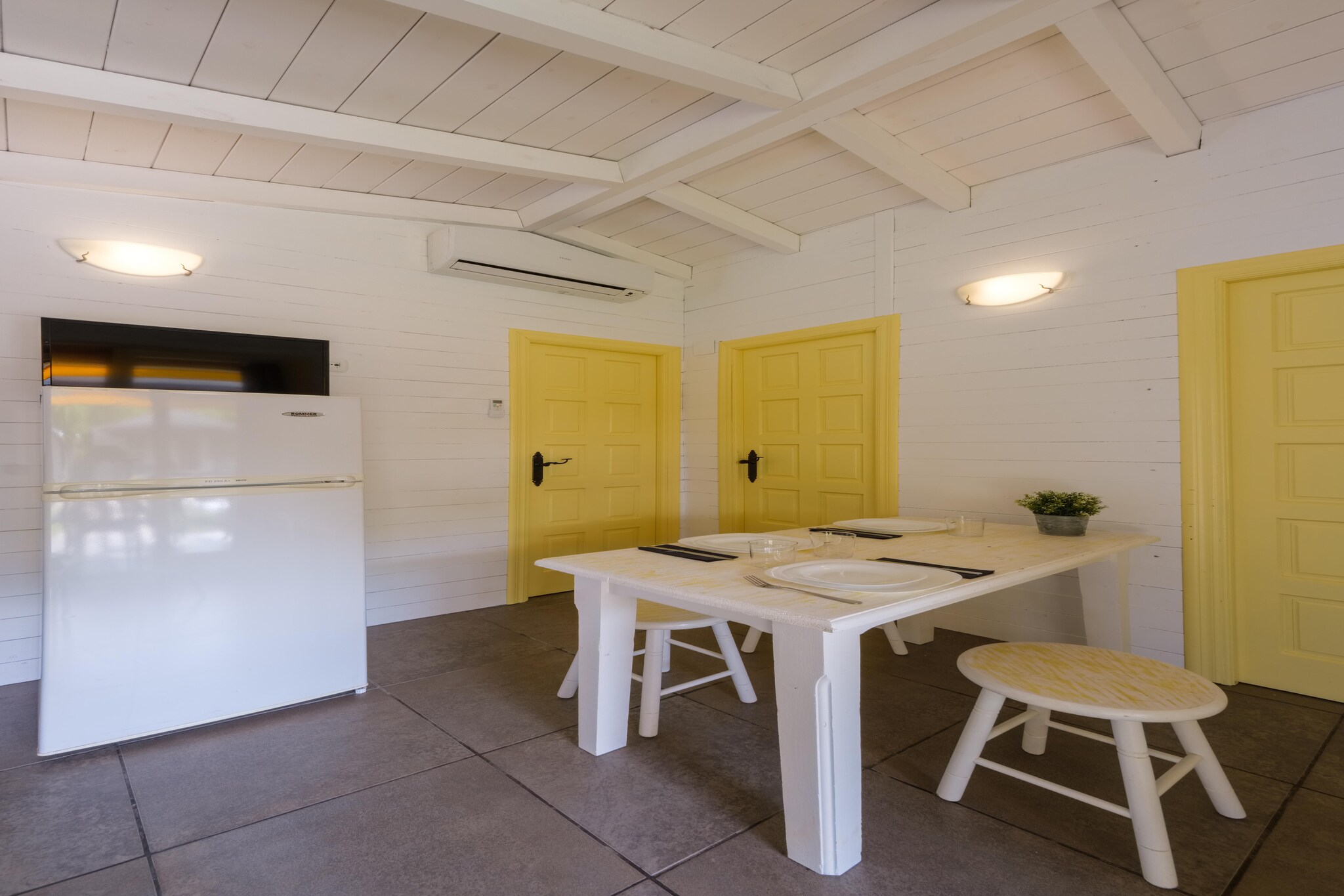 Ground floor: (Entrance, Living room(TV, seating area), dining room(dining table), Kitchen(coffee machine, microwave, fridge), bedroom(single bed, single bed), bedroom(single bed, single bed), bathroom(toilet), Internet access, terrace)\n\nheating, air conditioning, garden furniture, parking