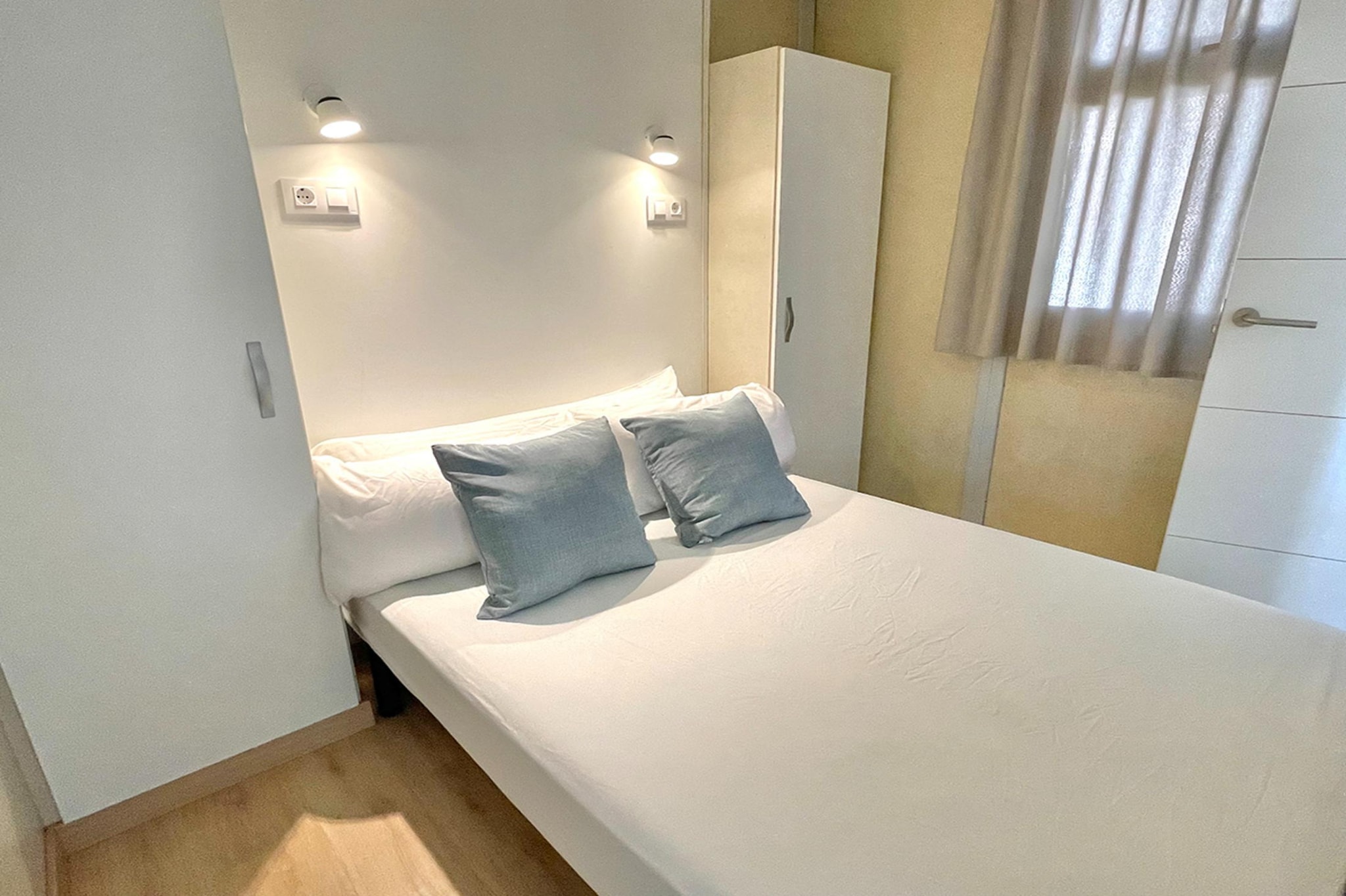 Ground floor: (Entrance, Kitchen(toaster, coffee machine, microwave, dishes and cutlery(Bowls, chopsticks, plates, cups, etc.)), bedroom(bunk bed, Sheets incl.), bedroom(single bed, Sheets incl.), bedroom(single bed, Sheets incl.), bathroom(shower, toilet), terrace)\n\ntoilet, garden furniture, drying cabinet