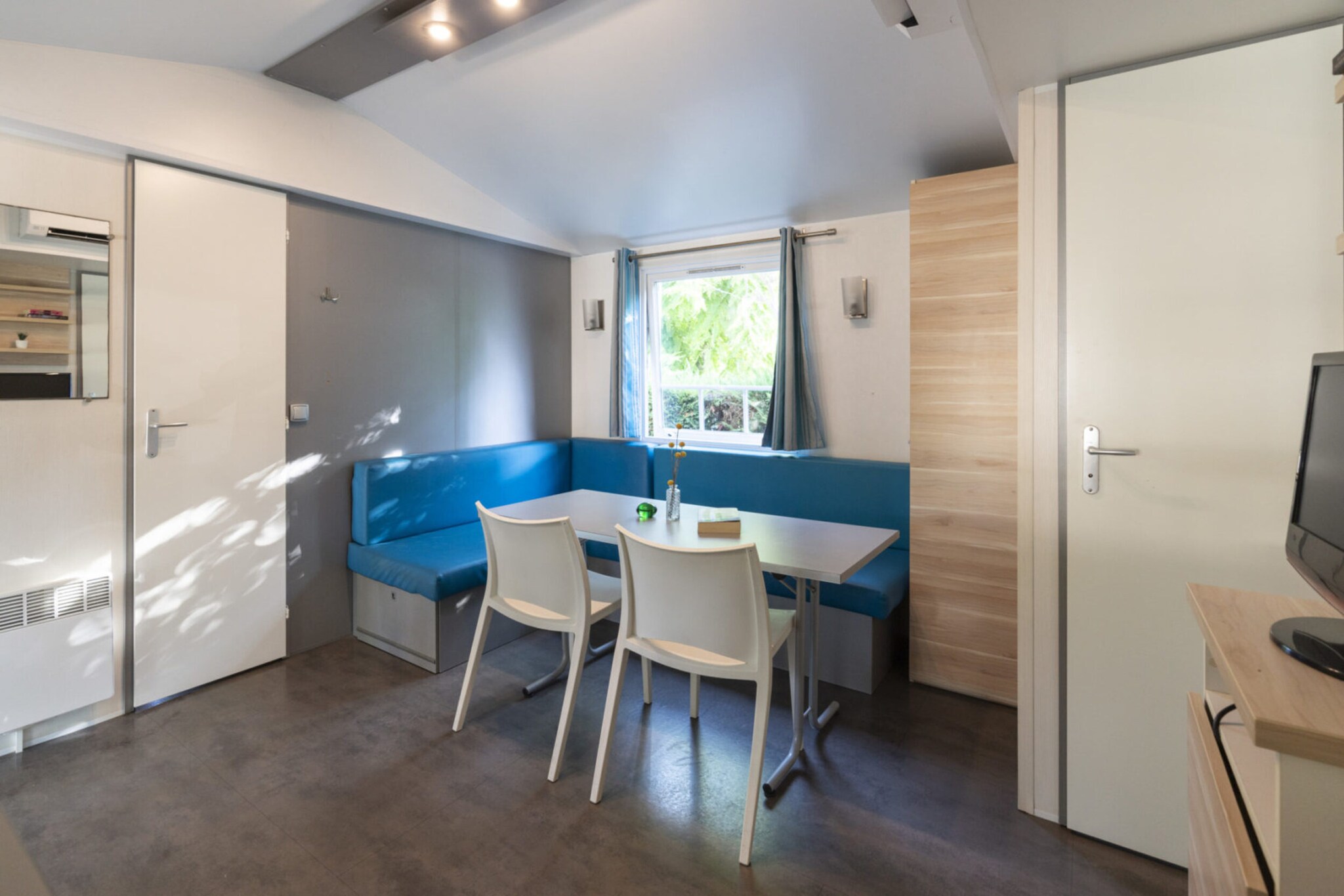 Mobile home with covered terrace