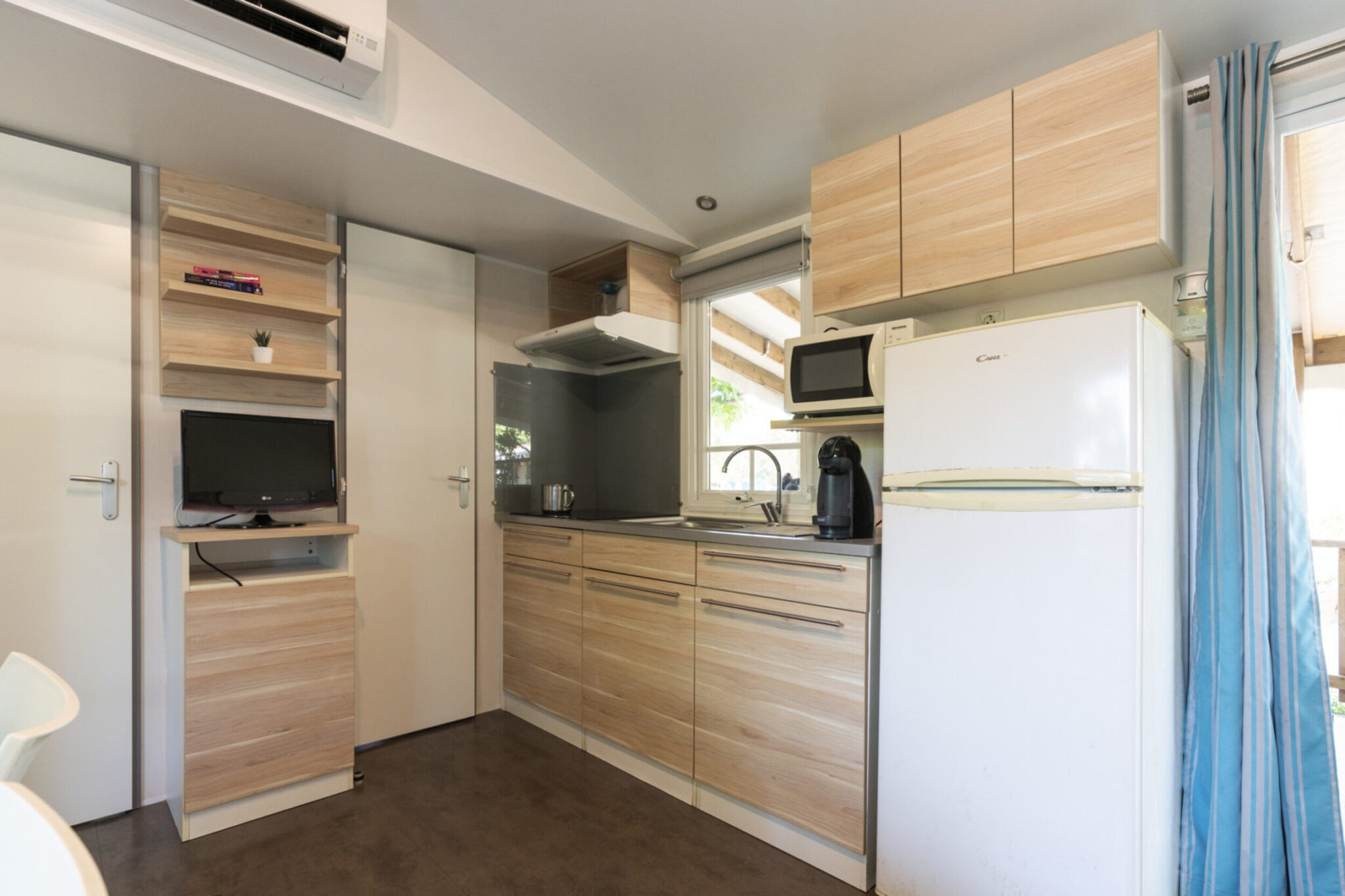 Mobile home with covered terrace