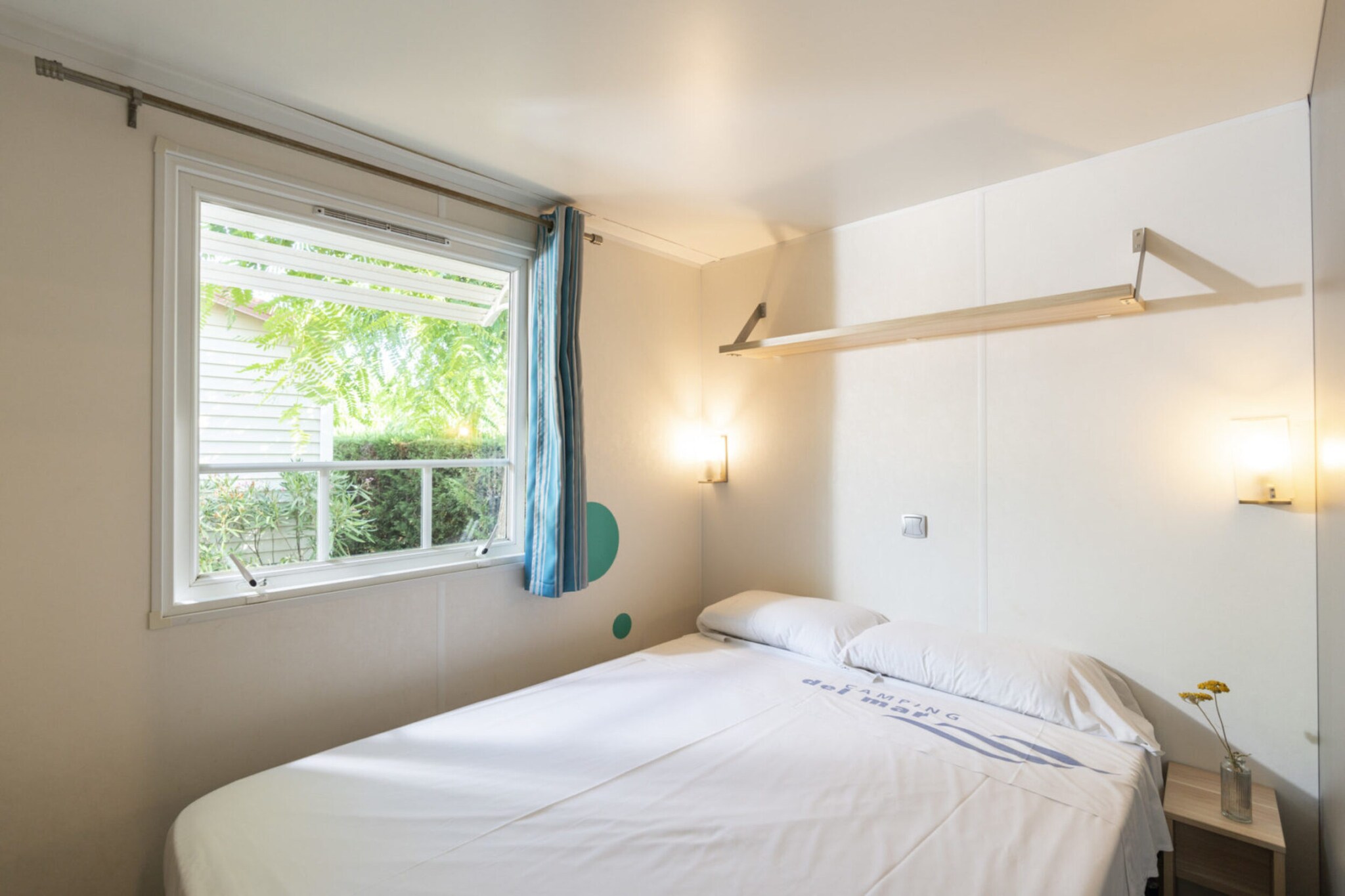 Ground floor: (Living room(TV, seating area), Kitchen(coffee machine, microwave, fridge), bedroom(double bed), bedroom(single bed, single bed), bedroom(single bed, single bed), bathroom(shower, washbasin, toilet), Internet access)\n\nheating, air conditioning, terrace, BBQ, parking