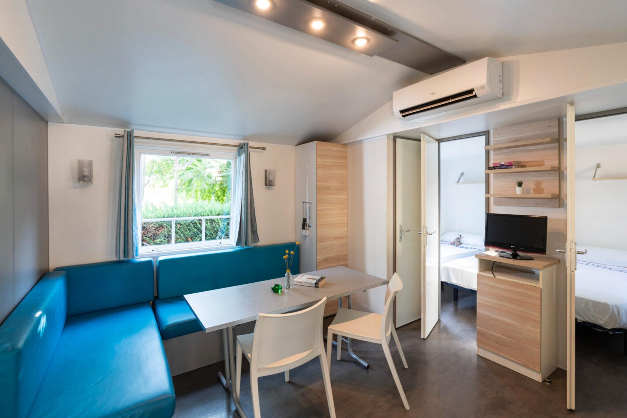 Welcome to your perfect retreat in Malgrat de Mar! This spacious 29 m² mobile home comfortably accommodates families or groups, featuring three cozy bedrooms, an equipped kitchen for all your cooking needs, and a welcoming living space. Enjoy the comfort of air conditioning and heating, ensuring a pleasant atmosphere year-round. Step outside to your covered terrace, complete with a barbecue, where you can enjoy alfresco dining and create memorable meals with family and friends. The mobile home is conveniently located next to a parking area for easy access.
Within the park, you’ll find a fantastic communal pool, perfect for relaxing on sunny days. Indulge in delicious meals at the on-site restaurant, offering a variety of options to satisfy your cravings. Malgrat de Mar is a vibrant coastal town rich in attractions. Spend your days basking on the beautiful sandy beaches, exploring the charming promenade lined with shops and cafes, or wandering through the scenic parks. Nearby, you can visit the historic Castell de Palafolls or take a short trip to the lively town of Lloret de Mar, known for its nightlife and entertainment options.
This mobile home is the ideal base for a delightful holiday in Malgrat de Mar, combining comfort, convenience, and the allure of the Mediterranean coast!