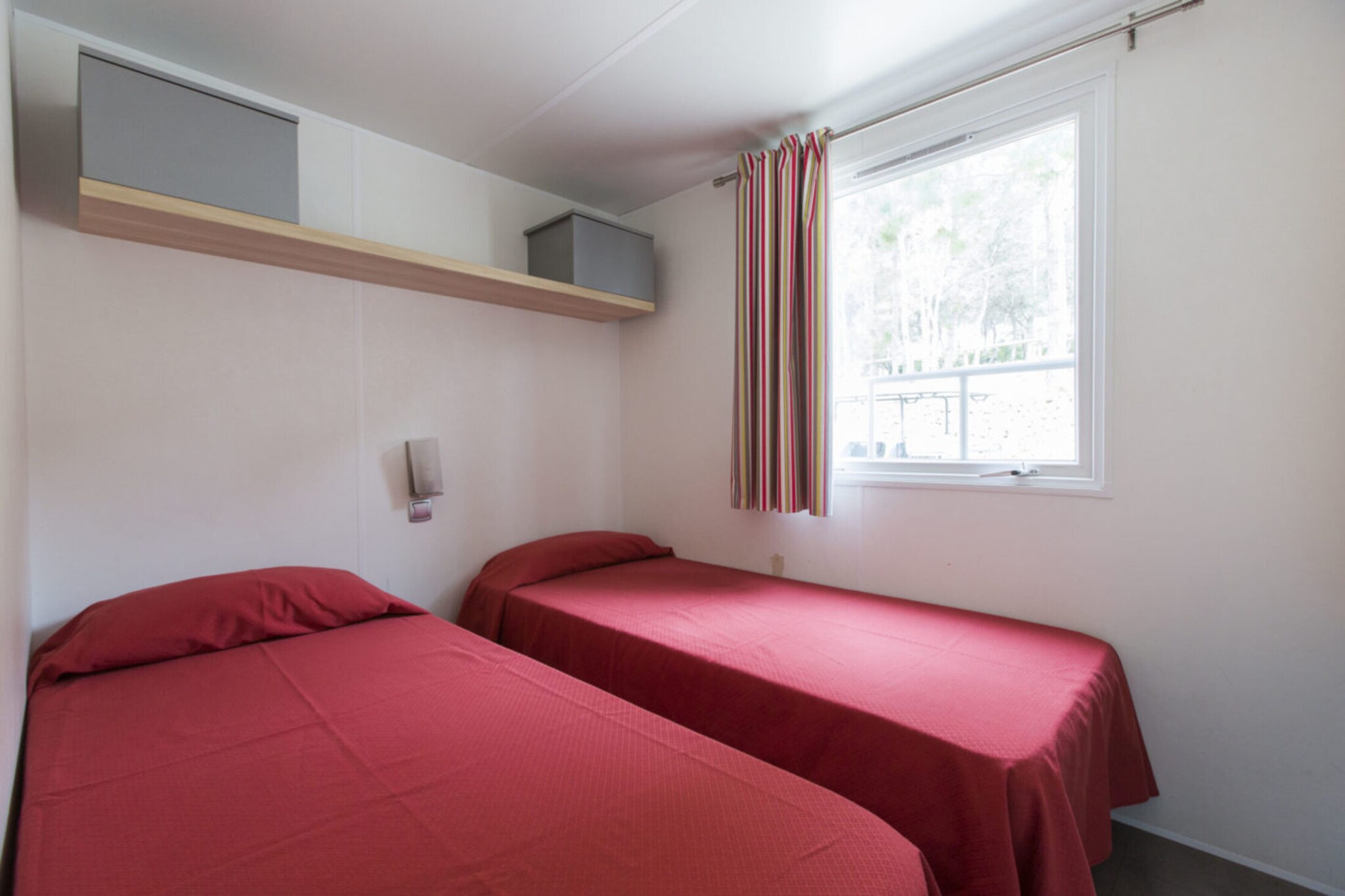 Ground floor: (Entrance, Kitchen(toaster, coffee machine, microwave, fridge, dishes and cutlery), bedroom(double bed), bedroom(single bed(blanket), single bed(blanket)), bedroom(single bed(blanket), single bed), bathroom(shower), Internet access)\n\nair conditioning, terrace, garden furniture, parking, heating
