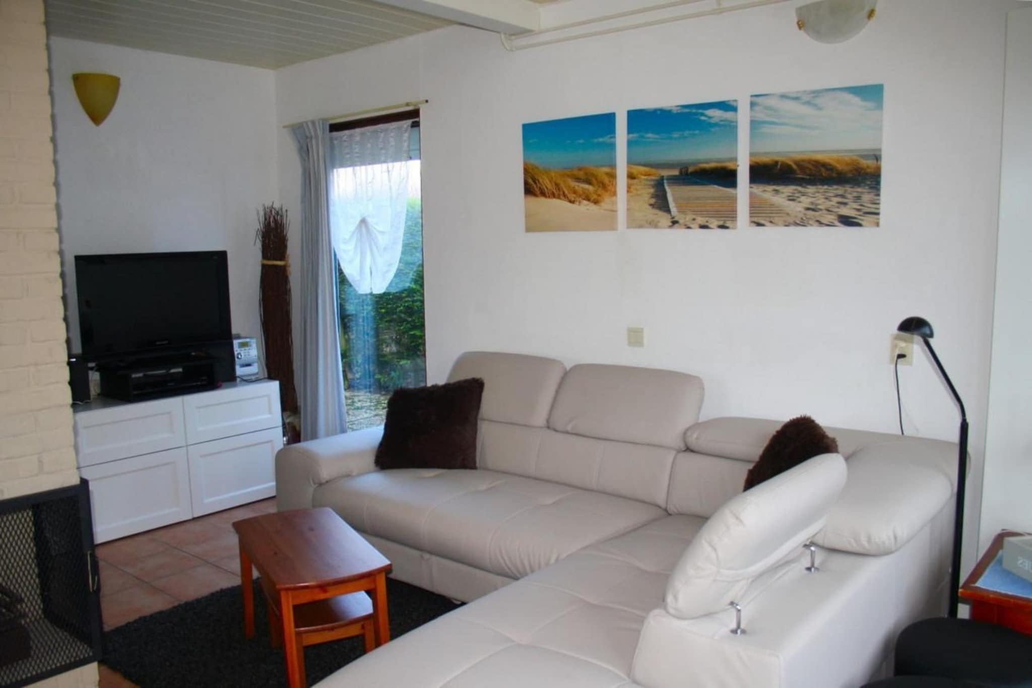 Ground floor: (Living room(TV(flatscreen), seating area), open kitchen(dining table, hob(4 ring stoves, gas), electric kettle, toaster, hood, coffee machine(filter), oven, dishwasher, fridge-freezer, dishes and cutlery(Bowls, chopsticks, plates, cups, etc.), Cooking basics(Pots and pans, oil, salt and pepper)), bedroom(double bed), bathroom(shower, washbasin, toilet, bidet), Internet access)\n\nOn the 1st floor: (bedroom(single bed, single bed), bedroom(single bed, bunk bed), bathroom(shower, washbasin, toilet))\n\ntumble dryer, washing machine, heating(central), terrace, garden(fenced), garden, garden furniture, parking