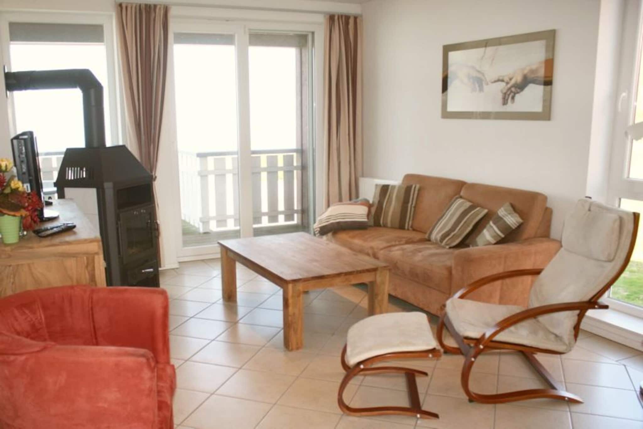 This charming apartment is located in the Müritz holiday park, which has a small private holiday park beach directly on the Müritz, Germany's Little Sea. Nestled in Rechlin, the region forms a gateway to the Müritz National Park, which is perfect for exploring on foot, by bike or by horse-drawn carriage. The landscape is characterised by flat sandy beaches and numerous small lakes with crystal-clear water, ideal for relaxation and outdoor activities.
Nearby, guests can enjoy a variety of attractions, including a swimming pool and sauna at the Mirow holiday park, 12 km away. Introductory courses in surfing and sailing are offered just 5 km from the park. Excursions to the castle island in Mirow, the castle in Wesenberg and the town of Neustrelitz offer cultural variety. For those seeking more adventure, Berlin, Potsdam and Rostock are easily accessible for day trips and enrich the holiday experience.
The park offers extensive maritime activities and provides lock- and bridge-free access to the Müritz from the marina. Guests can hire open sports boats without a licence or larger houseboats and also moor their own boats. Facilities include a 90-tonne crane, a 3.2-tonne pillar crane, a trailer parking area and a marina shop. Anglers will appreciate the rich fish stocks in the Müritz, which offer them the opportunity to catch various species such as bream, eel, perch, zander and pike. This holiday park is an excellent destination for relaxation and adventure in a breathtaking natural landscape.