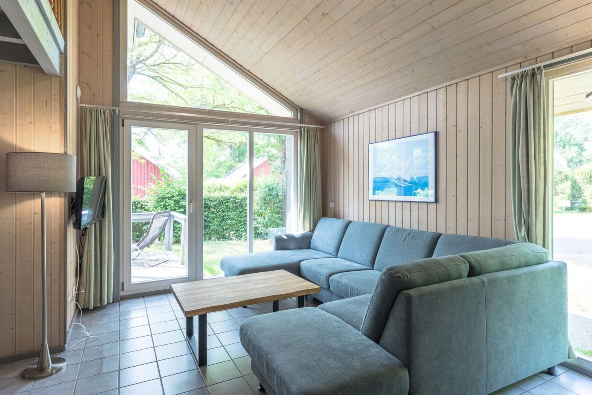 Children welcome! Family-friendly holiday park in the middle of the enchanting forest and lake landscape of the Mecklenburg Lake District – right on Lake Granzow, halfway between Berlin and the Baltic Sea. The lake is connected to the ‘little sea’ via the Müritz-Havel waterway to the south-east. A beautiful sunbathing lawn with its own lake access offers space for sunbathing, swimming and romping around for young and old alike.
Highlights included: Final cleaning, extensive baby equipment
Nearby activities: Wellness area with swimming pool, sauna area and steam bath, Finnish bio sauna, infrared cabin, romantic spa lounge with large whirlpool and fitness room in the ‘Aparthotel Seepanorama’ directly in the holiday park. Swimming, sailing, fishing and water skiing on Lake Granzow.
There are lots of great organised activities for children, such as night hikes, scavenger hunts, campfires, discos, summer festivals and canoe races (April-October). In the autumn and winter months, there are also craft and film clubs. The current programme is available on site.