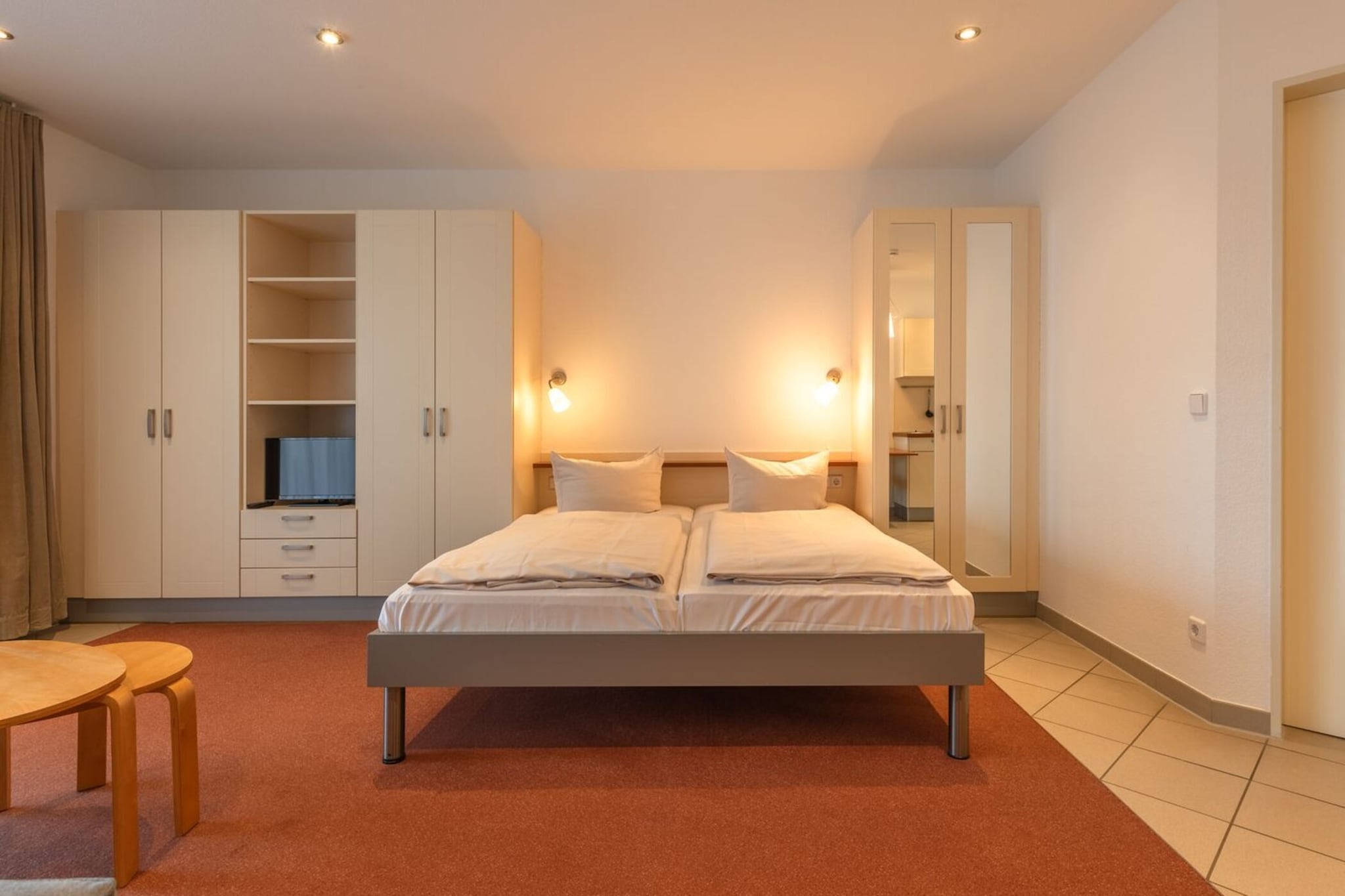 Right on the shores of Lake Granzow, a dreamlike setting awaits you, perfect for spending time together. At the Aparthotel Seepanorama, couples can enjoy the comfort of cosy apartments furnished with Scandinavian charm and loving details. The view from your own terrace onto the sparkling water creates an atmosphere that makes every moment special.
Start the day with a rich breakfast buffet in the restaurant and then let yourself be inspired by the tranquillity of nature. The wellness area with swimming pool, sauna, steam bath and beauty treatments ensures pure relaxation, while the fitness room is available for active hours.

The Müritz region is a true paradise for nature lovers and active people. The Mecklenburg Lake District, together with the Müritz National Park, a UNESCO World Heritage Site, forms a unique biotope. Forests, moors, meadows and countless lakes create a wide network of leisure activities on land and on the water. The Lake District is also the largest contiguous water sports area in Europe – ideal for canoeing, sailing or romantic boat trips.

Here you will experience a perfect blend of relaxation, nature and romantic moments – a place where you can recharge your batteries together and create lasting memories.