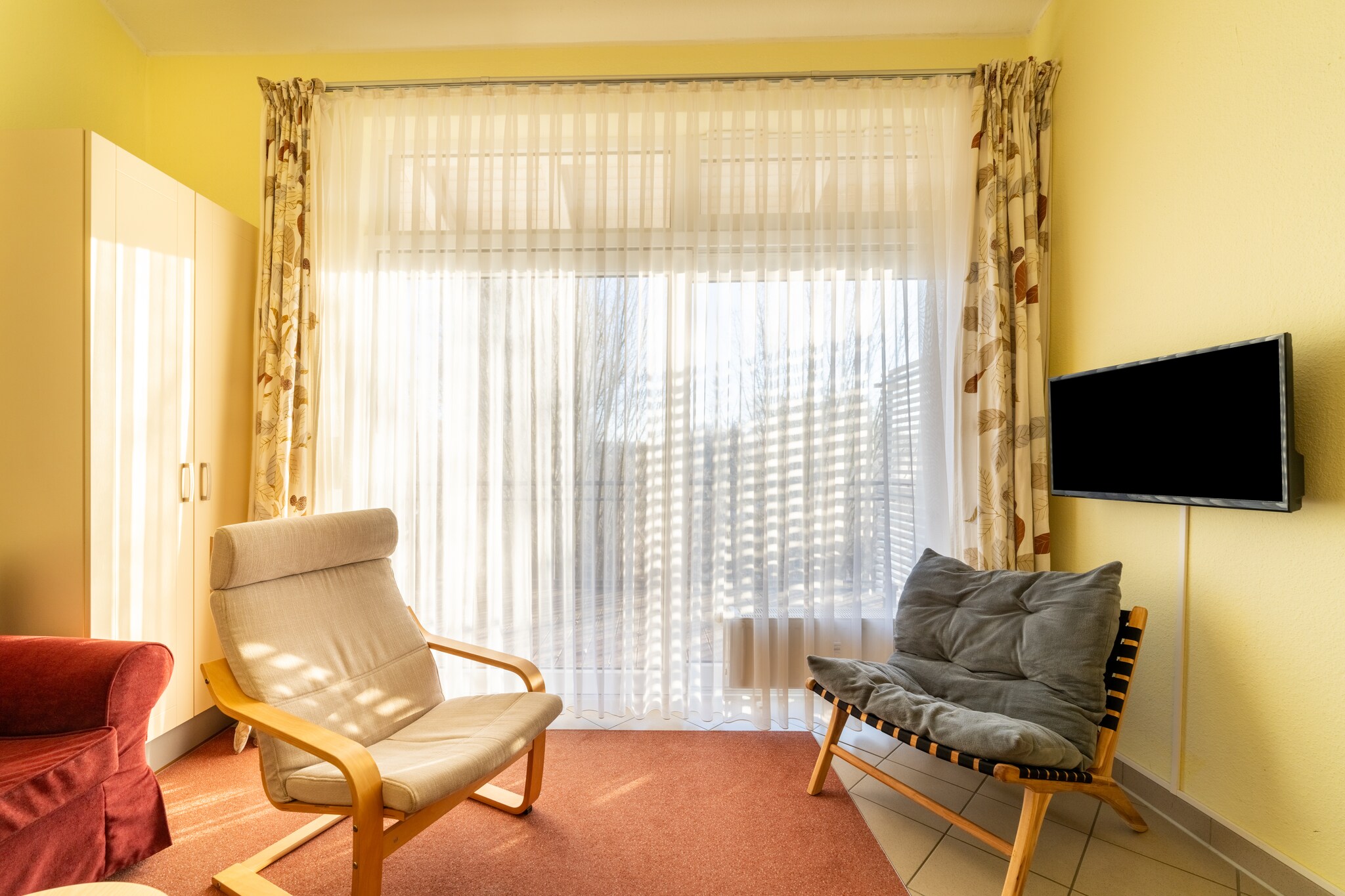 Right on the shores of Lake Granzow, a dreamlike setting awaits you, perfect for spending time together. At the Aparthotel Seepanorama, couples can enjoy the comfort of cosy apartments furnished with Scandinavian charm and loving details. The view from your own terrace onto the sparkling water creates an atmosphere that makes every moment special.
Start the day with a rich breakfast buffet in the restaurant and then let yourself be inspired by the tranquillity of nature. The wellness area with swimming pool, sauna, steam bath and beauty treatments ensures pure relaxation, while the fitness room is available for active hours.

The MÃ¼ritz region is a true paradise for nature lovers and active people. The Mecklenburg Lake District, together with the MÃ¼ritz National Park, a UNESCO World Heritage Site, forms a unique biotope. Forests, moors, meadows and countless lakes create a wide network of leisure activities on land and on the water. The Lake District is also the largest contiguous water sports area in Europe â€“ ideal for canoeing, sailing or romantic boat trips.

Here you will experience a perfect blend of relaxation, nature and romantic moments â€“ a place where you can recharge your batteries together and create lasting memories.