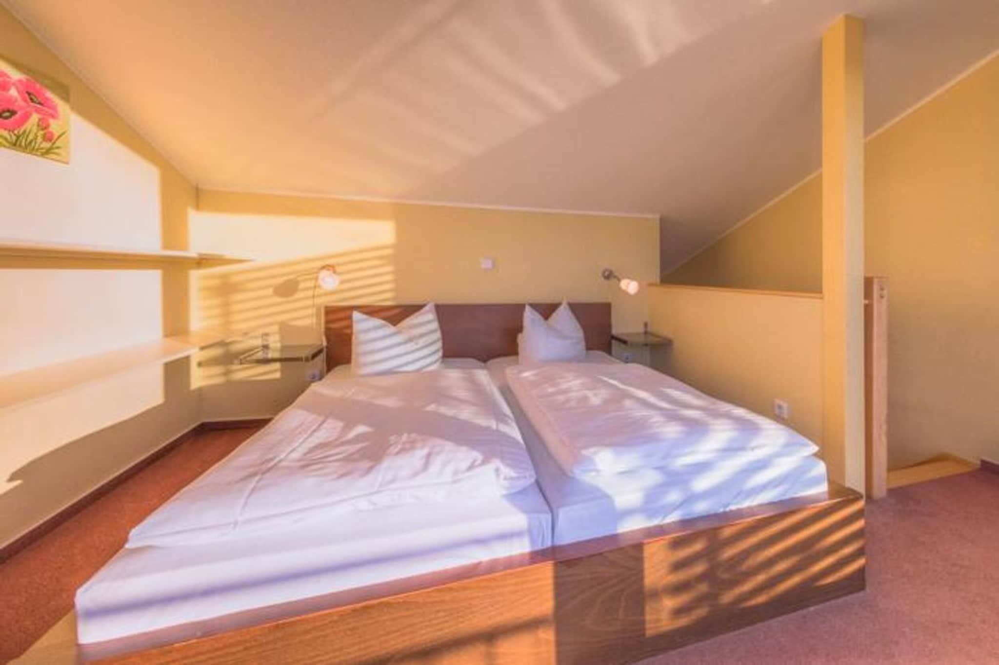 Right on the shores of Lake Granzow, a dreamlike setting awaits you, perfect for spending time together. At the Aparthotel Seepanorama, couples can enjoy the comfort of cosy apartments furnished with Scandinavian charm and loving details. The view from your own terrace onto the sparkling water creates an atmosphere that makes every moment special.
Start the day with a rich breakfast buffet in the restaurant and then let yourself be inspired by the tranquillity of nature. The wellness area with swimming pool, sauna, steam bath and beauty treatments ensures pure relaxation, while the fitness room is available for active hours.
The Müritz region is a true paradise for nature lovers and active people. The Mecklenburg Lake District, together with the Müritz National Park, a UNESCO World Heritage Site, forms a unique biotope. Forests, moors, meadows and countless lakes create a wide network of leisure activities on land and on the water. The Lake District is also the largest contiguous water sports area in Europe – ideal for canoeing, sailing or romantic boat trips.
Here you will experience a perfect blend of relaxation, nature and romantic moments – a place where you can recharge your batteries together and create lasting memories.