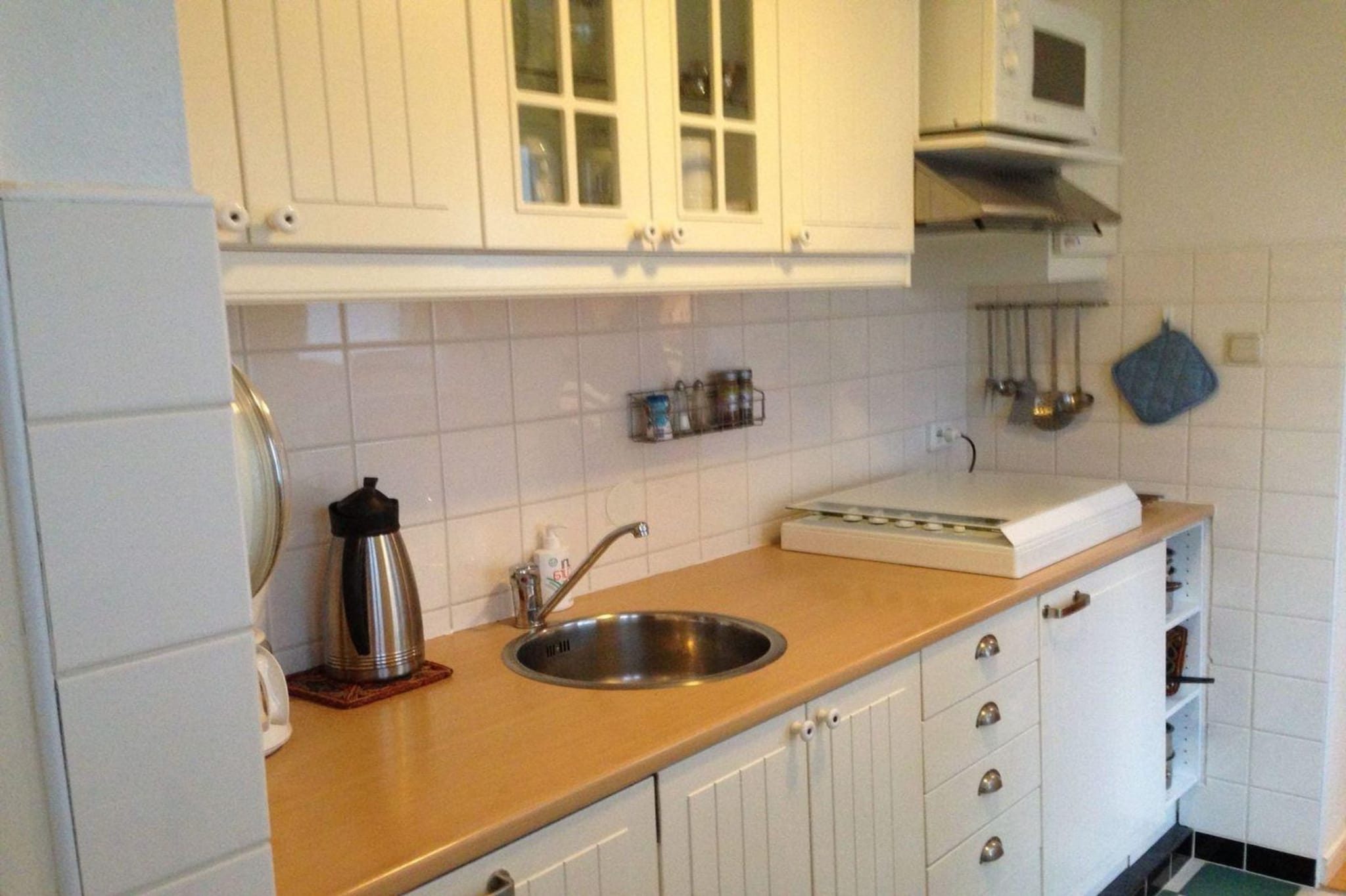 Authentic Charm Meets Modern Comfort
Step inside this beautifully restored fisherman’s cottage in the heart of Breskens, where historic character meets modern convenience. With a bright, inviting interior and thoughtful touches like high-speed Wi-Fi and a washing machine, it’s perfect for families or small groups seeking a cozy, well-equipped retreat. The sunny living room opens directly onto a peaceful garden with a covered terrace—ideal for morning coffee or evening wine, rain or shine.
Perfectly Located for Coastal Adventures
Tucked away on a quiet street just steps from the town center, you’re minutes from beach walks, boutique shopping, and lively terraces. The golden sands of Breskens Beach are only a short stroll away—complete with a beachfront restaurant offering delicious seafood and ocean views. Prefer the harbor vibe? The bustling marina and historic fishing port are just a 10-minute walk for the full coastal experience.
Dine In or Explore Local Flavors
Whip up meals in the fully stocked kitchen with modern appliances, or enjoy dining at local gems nearby, from casual cafés to fine dining. After a day exploring Zeeland, retire upstairs to one of three cozy bedrooms—two with twin beds and one single with its own sink and toilet. Whether you're here to relax, adventure, or both—this charming cottage is your gateway to the best of Breskens.