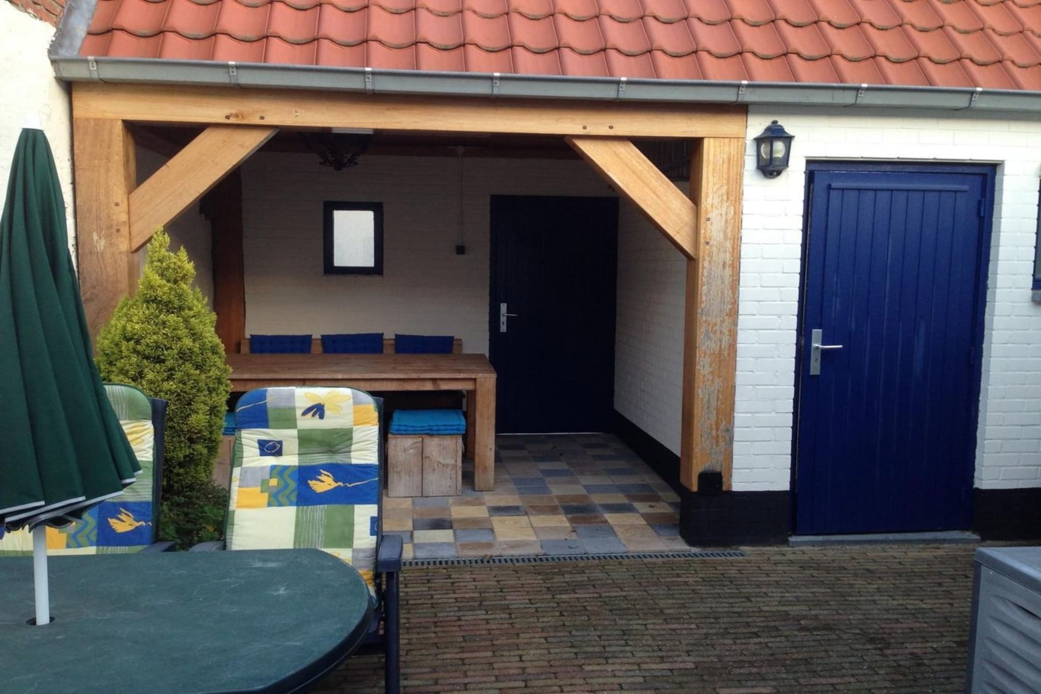 Ground floor: (Entrance, Living room(TV, seating area), Kitchen(dining table, stove, hob, electric kettle, hood, combination microwave, dishwasher, fridge-freezer, dishes and cutlery(Bowls, chopsticks, plates, cups, etc.), Cooking basics), Internet access)\n\nOn the 1st floor: (bedroom(single bed, single bed), bedroom(single bed, single bed), bedroom(single bed), bathroom(bath tub, shower, washbasin, toilet))\n\nwashing machine, terrace, garden, garden furniture