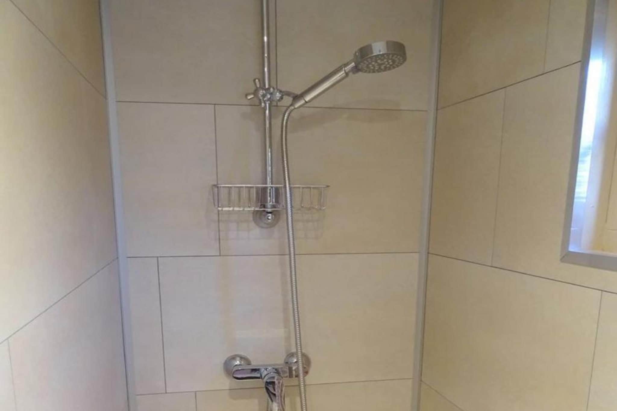 Tragel 37 Schoondijke-Badkamer