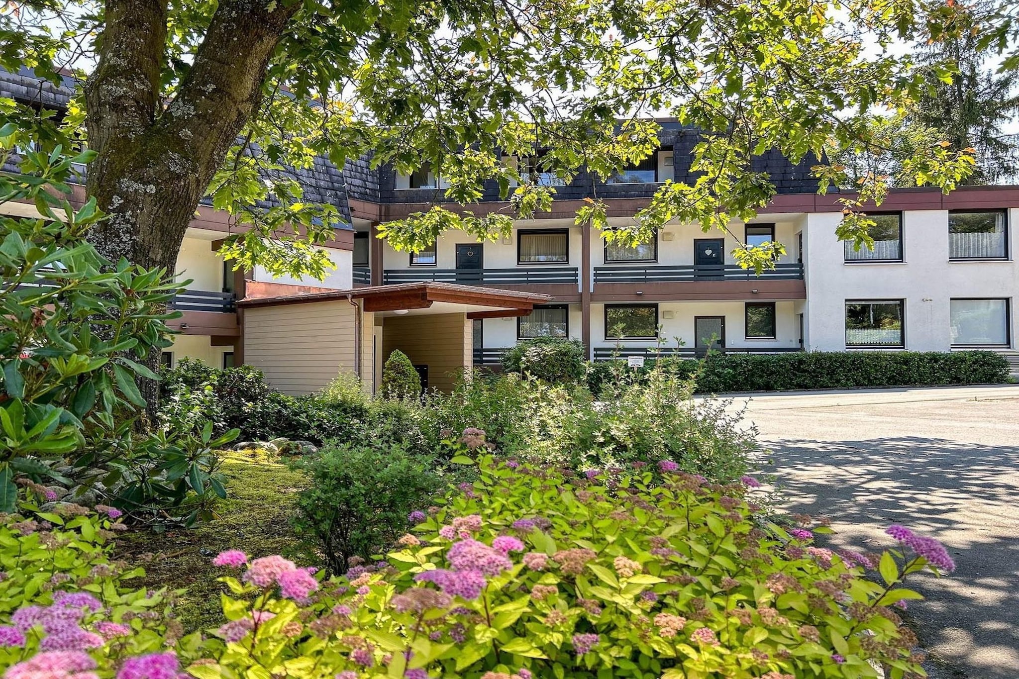 This new modern renovated flat of approx. 52 m2 is located on the ground floor and offers space for 4 people. You enter this flat through the spacious hallway. The living room has a cosy seating area with a sofa bed. The modern, open-plan kitchen has a spacious dining table with 4 comfortable chairs. The kitchen is equipped with all modern appliances. From the living room and the kitchen you can access the balcony. Here you will find a lounge chair and a rocking chair. There is 1 bedroom. It is furnished with a double box-spring bed (1.80 wide and 2.20 long) and has an open wardrobe. There is also a luxurious bathroom with shower, sink and toilet. The flat has 1 parking space and a storage room where you can store your skis or bicycles in winter. From the central entrance of the apartment complex you can reach the wellness area (only accessible to owners and guests of the apartment complex) with a heated swimming pool (free of charge), a sauna (for a small fee 2€ for 30 minutes), showers and changing rooms.
The extensive ski area of Winterberg is within walking distance of the flat. The flat is also a good starting point for golfing, mountain biking, hiking, cycling and cross-country skiing. After an activity or a day in the snow, it is nice to return to this flat.