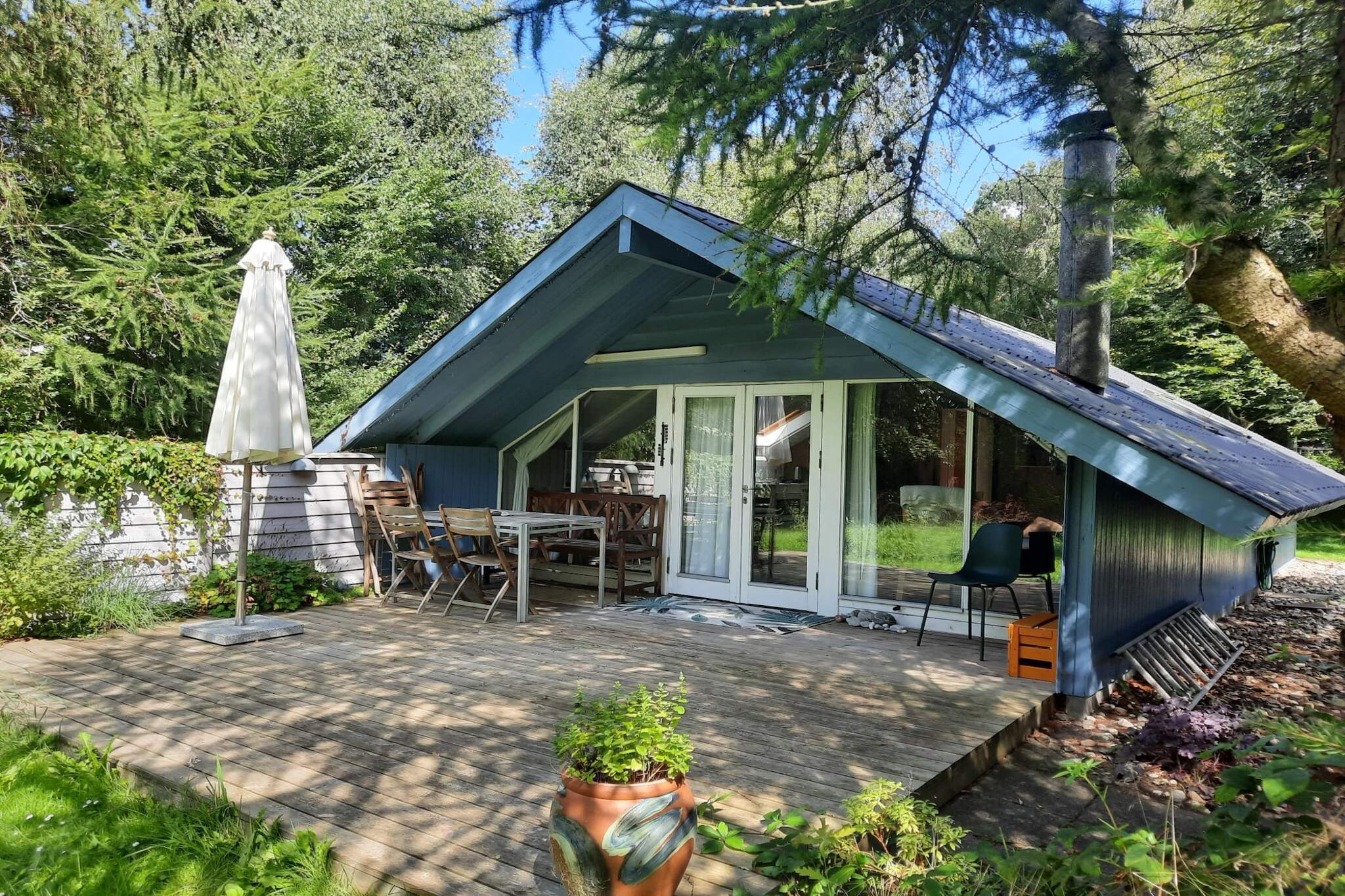 Annex: (2x single bed)\n\nKitchen(coffee machine, oven, dishwasher, fridge-freezer), Living/bed room(TV), bedroom(double bed), bedroom(2x single bed), bathroom(washbasin, shower, toilet), heating(electric), terrace, garden, garden furniture, air to air heatpump