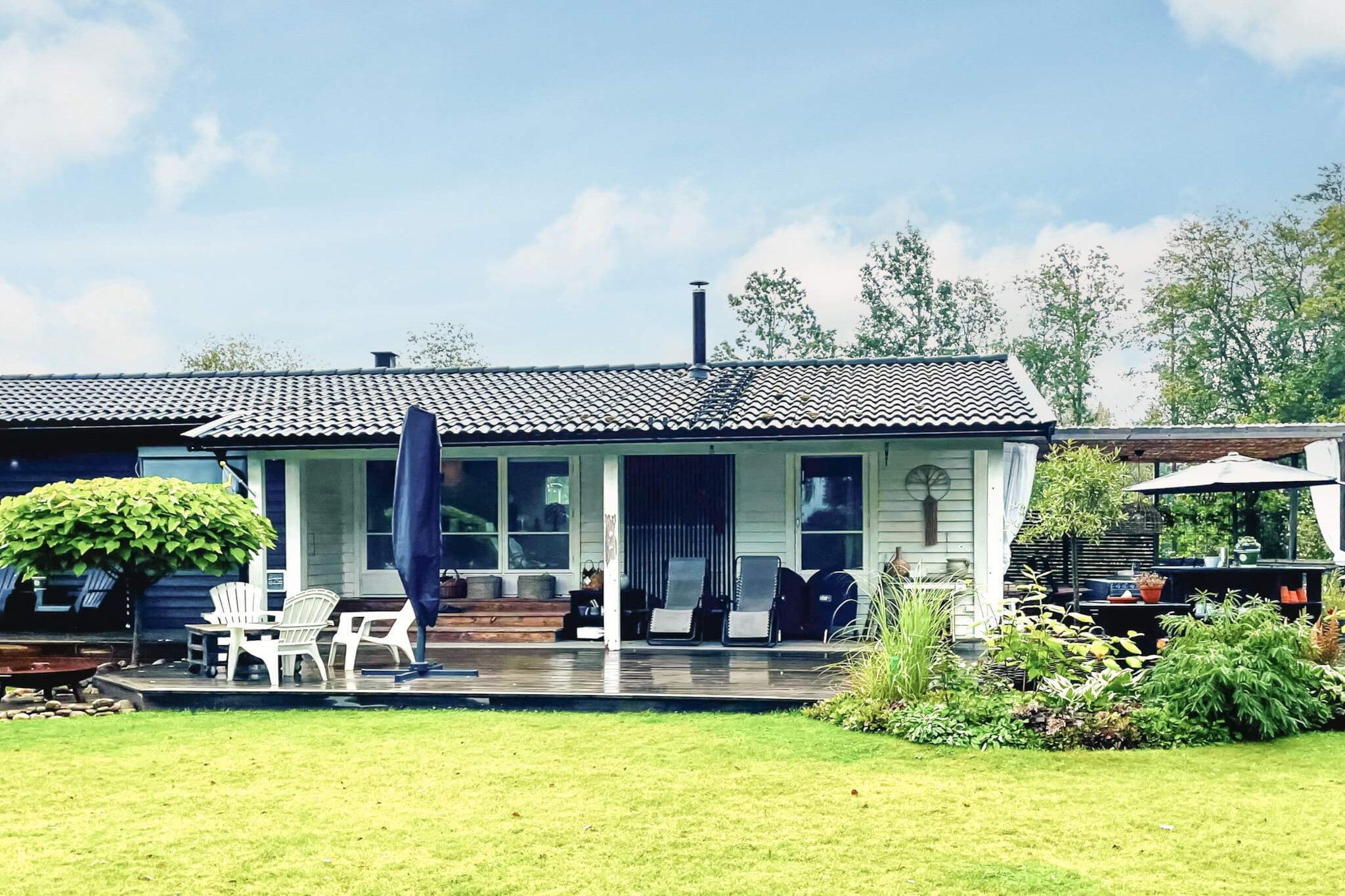 Internet Access DSL, Kitchen(cooker(electric), coffee machine, oven, dishwasher, fridge-freezer), Living/bed room(double folding bed), bedroom(bunk bed), bedroom(double bed), bedroom(double folding bed), bathroom(washbasin, shower, toilet), heating(electric), garden, parking, air to air heatpump