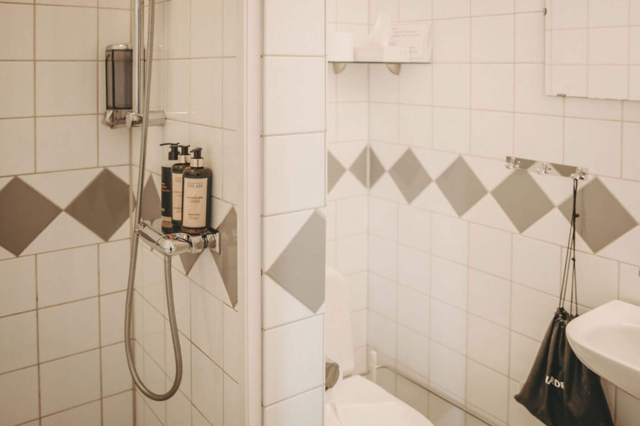 4 star hotel room with free breakfast - Indoor