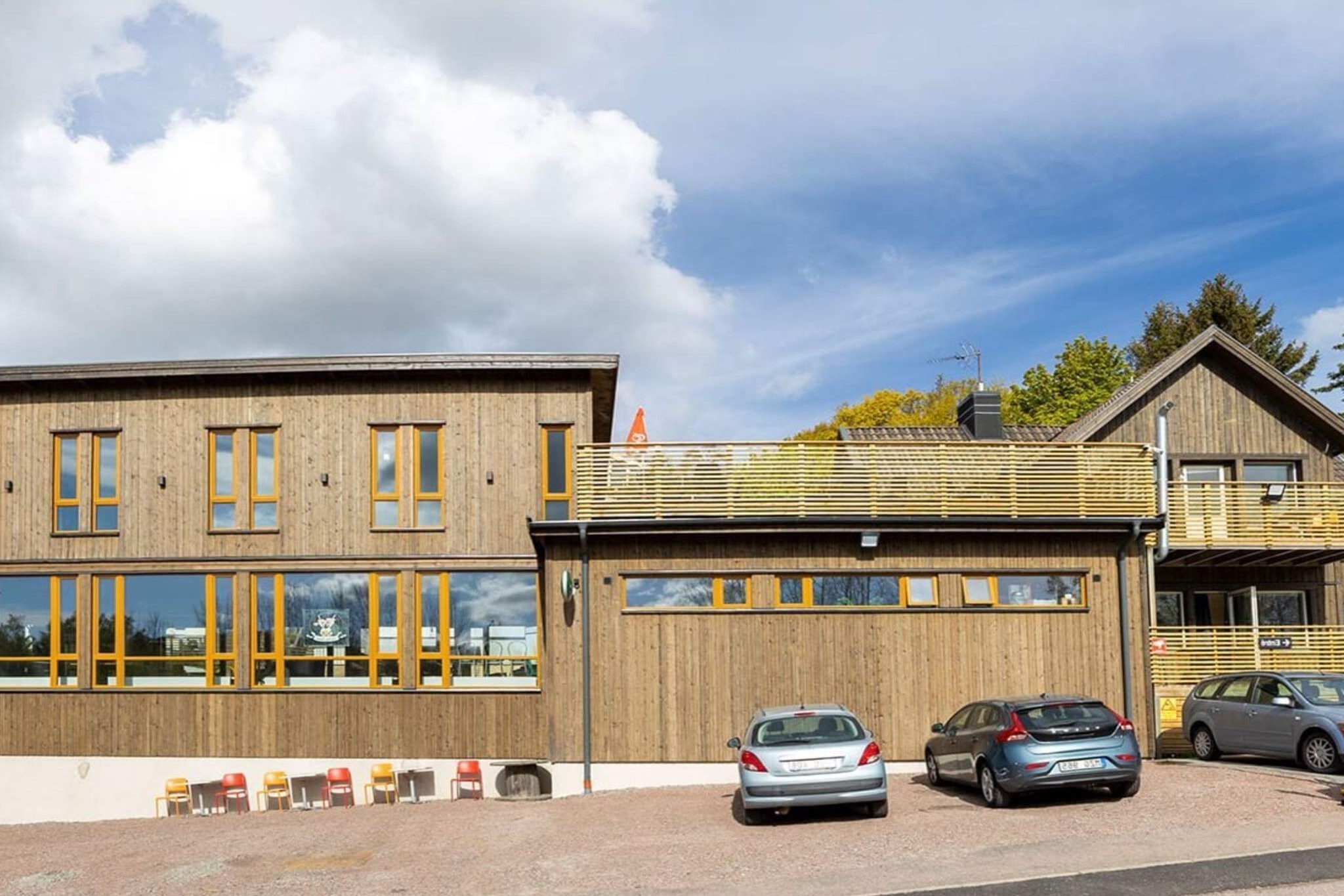 All our Standard Double/Twin Rooms are located in the hotel's original charming building, where each room has a unique decor and no two rooms are the same! Most rooms have a private balcony or patio, some have sloping ceilings. The interior is decorated in light colours. All rooms are equipped with a work desk and internet access. Breakfast is included and served Monday-Friday 07:00-10:00, Saturday and Sunday 08:00-10:00. From Monday to Saturday you can book a relaxing moment in our Harmony Relaxation Centre. During the weekends we open up our fantastic spa. Booking and payment for the Relaxation Centre and the spa stay is done on site at Treetop Hotel.