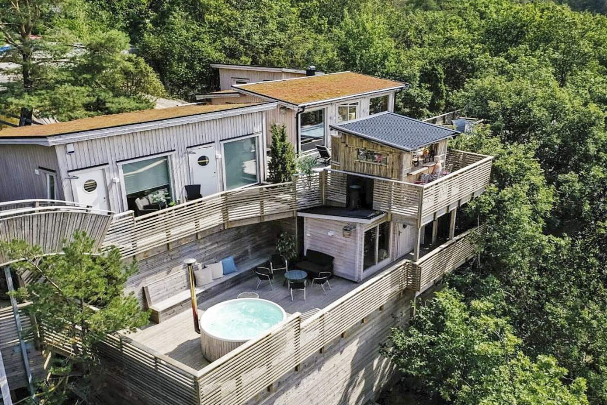 This stylish double room offer a great escape with a double bed and a trendy, nature-inspired bathroom. Each room is elegantly decorated in Treetop's signature colours, with comfortable armchairs and tasteful details. Enjoy modern amenities such as a smart TV and internet access. Your stay includes a delicious breakfast served from Monday to Friday from 07:00 to 10:00 and at weekends from 08:00 to 10:00. For additional relaxation, you can book a soothing experience in our Harmony relaxation centre from Monday to Saturday. At weekends you can take advantage of our fantastic spa facilities. All bookings and payments for the relaxation centre and spa treatments are conveniently handled on-site at the hotel to ensure a smooth and enjoyable stay!