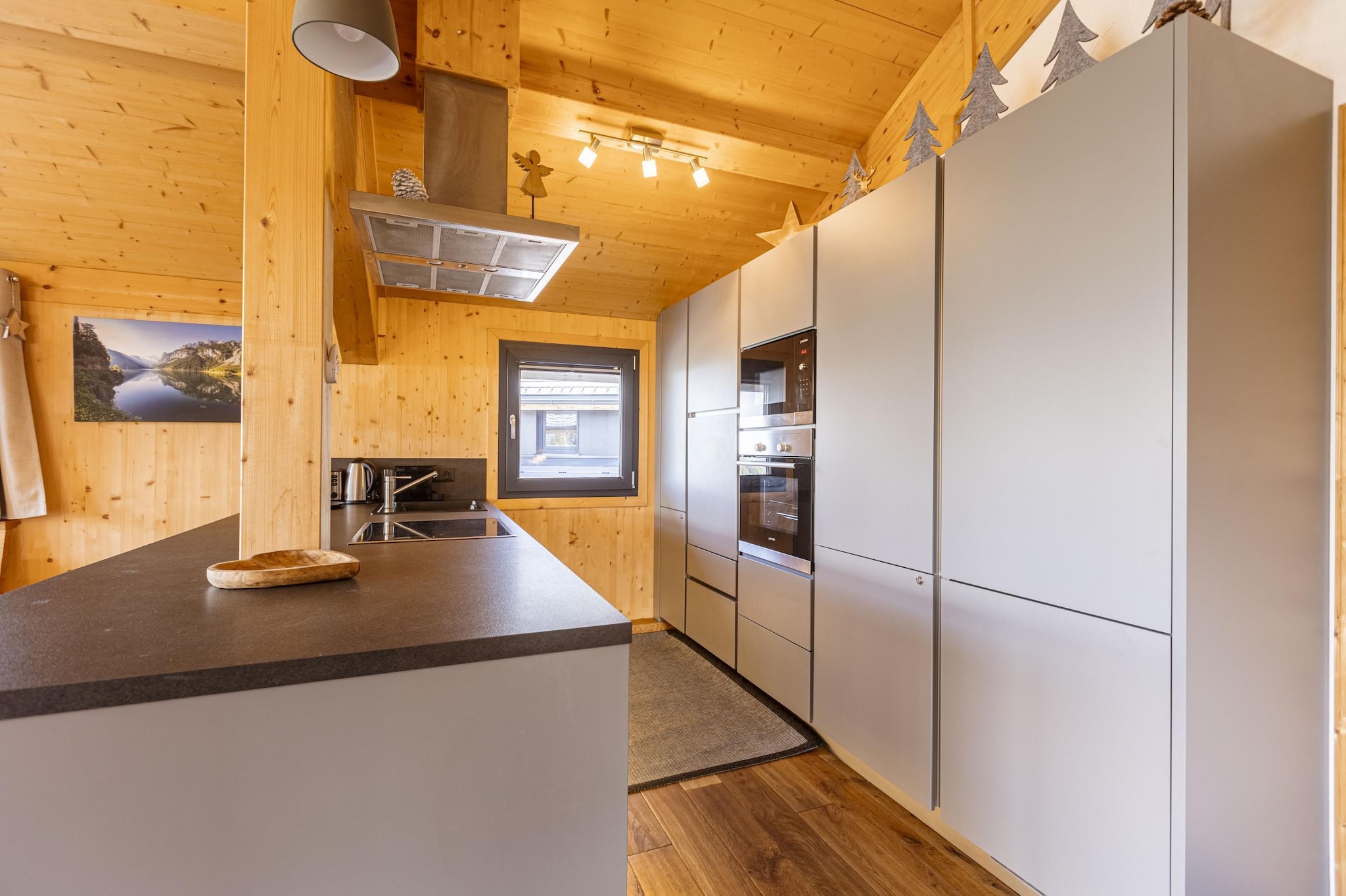 Ground floor: (bedroom(double bed), Bedroom with bathroom(double bed, shower), Bedroom with bathroom(double bed, shower), Bedroom with bathroom(single bed, double bed, shower), bathroom(bath tub, shower, sauna, hairdryer), toilet(toilet), toilet(toilet), Internet access, Bubble bath)\n\nOn the 1st floor: (Living room(TV(cable, satellite), balcony, gas fireplace), open kitchen(hob(4 ring stoves, ceramic), electric kettle, toaster, coffee machine(filter), oven, microwave, dishwasher, fridge(+ freezer), dishes and cutlery(Bowls, chopsticks, plates, cups, etc.)), toilet(toilet), toilet(toilet), balcony, terrace)\n\nstorage, ski boot heaters, heating(central), garden furniture, parking, drying cabinet