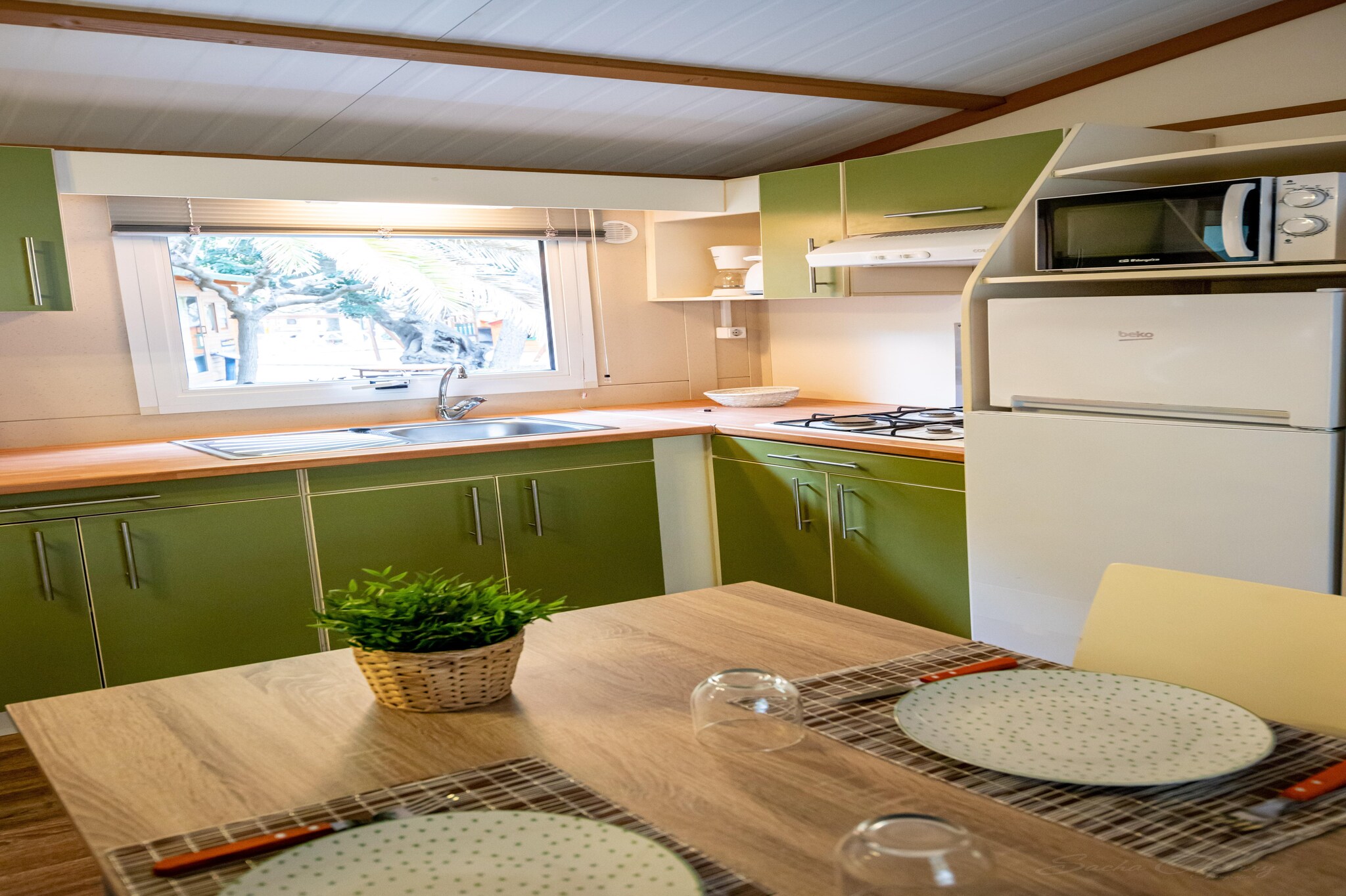 Ground floor: (Entrance, Kitchen(toaster, coffee machine, microwave, dishes and cutlery(Bowls, chopsticks, plates, cups, etc.)), bedroom(double bed), bedroom(single bed), bedroom(bunk bed), bathroom(shower, washbasin), toilet)\n\nair conditioning, terrace, garden, parking