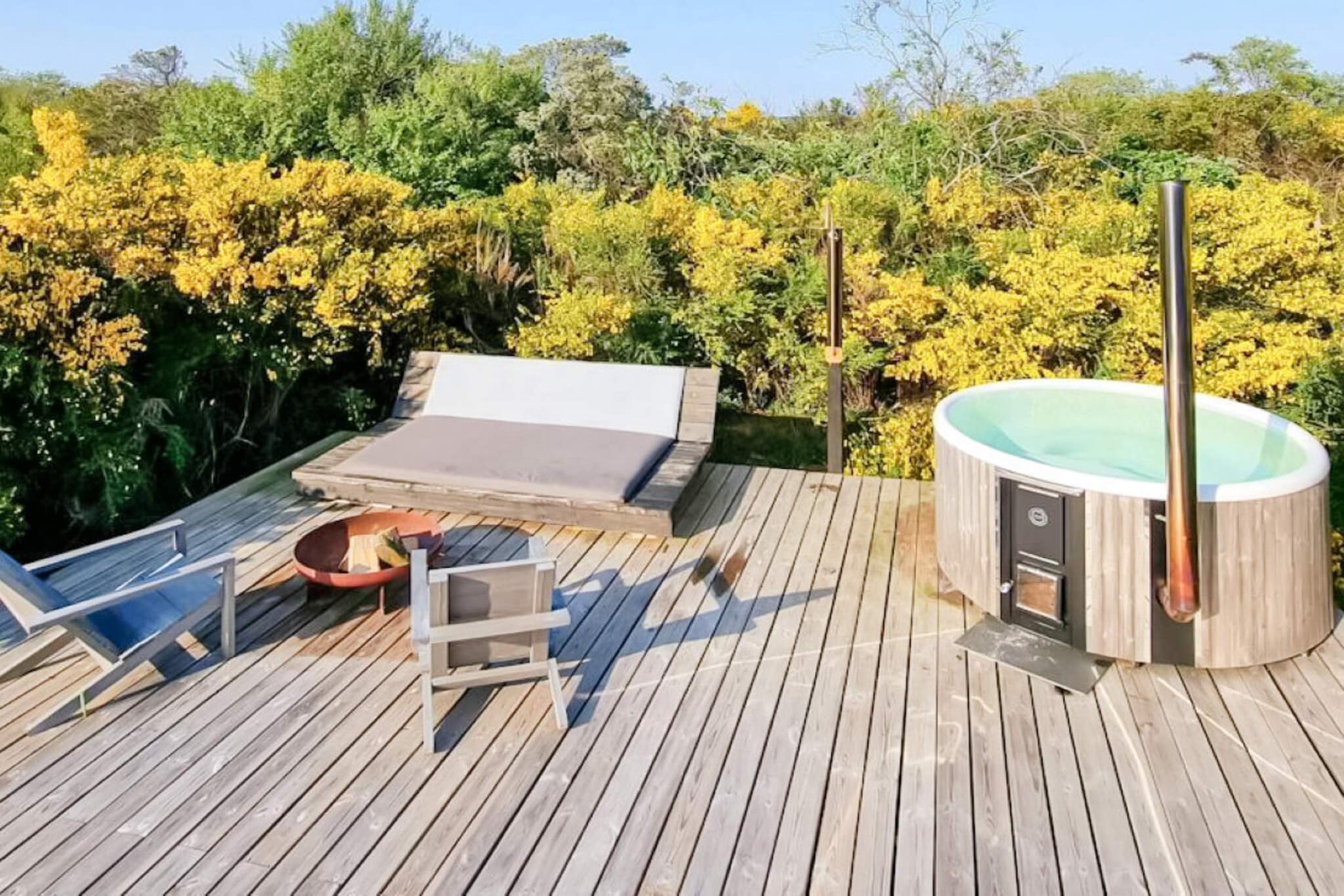 Living room(TV, fireplace), Sitting room(single folding bed), Kitchen(cooker(4 ring stoves, gas), coffee machine, oven, fridge-freezer), bedroom(double bed), bathroom(fireplace, washbasin, shower, toilet), mezzanine(double bed), bath tub(outside, heated, 4 persons), Bubble bath(outside), shower(outside), heating(electric), terrace, garden furniture, sun loungers, air to air heatpump