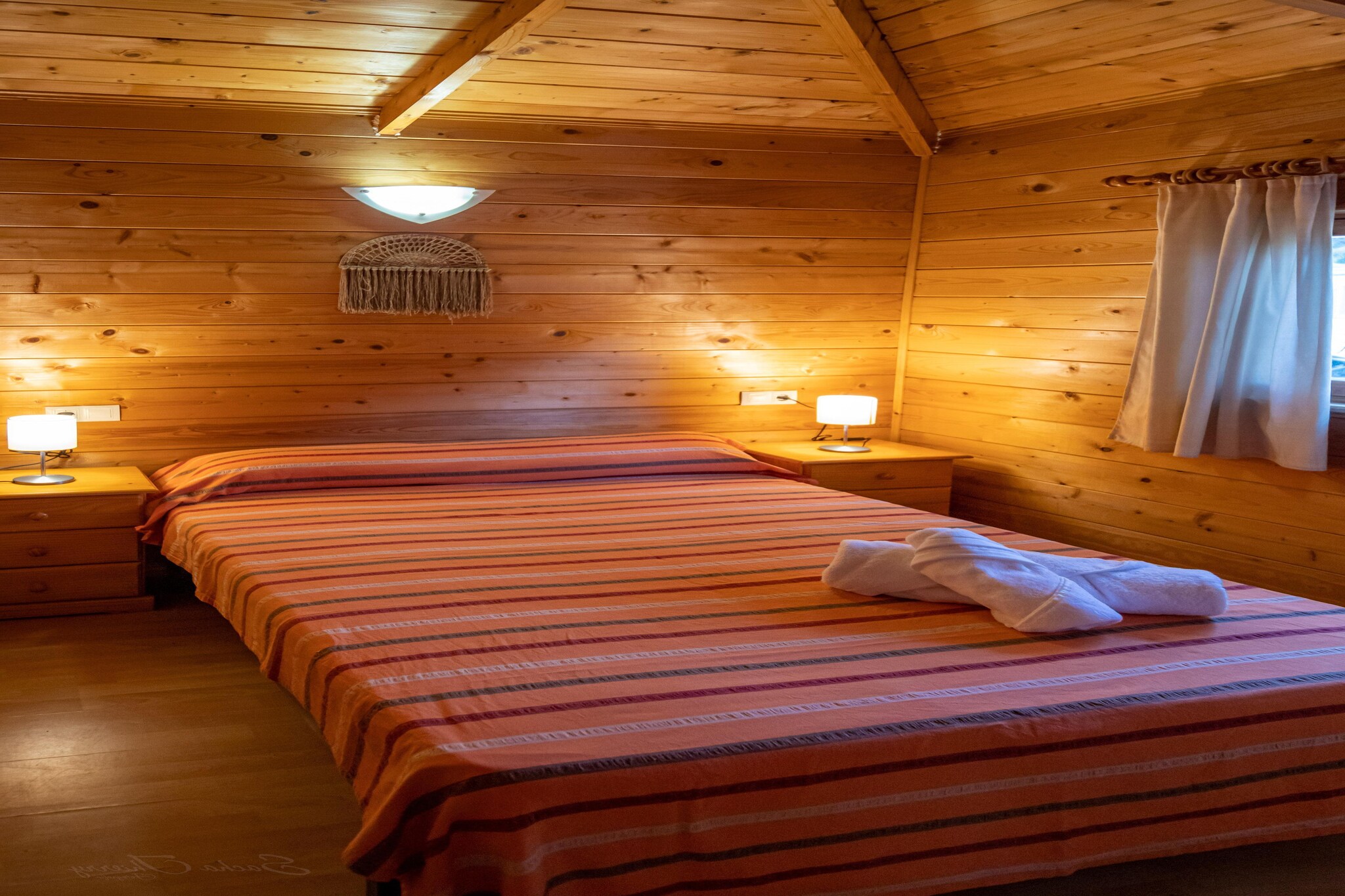 Ground floor: (Entrance, Kitchen(dishes and cutlery(Bowls, chopsticks, plates, cups, etc.)), bedroom(double bed), bedroom(single bed, single bed), bathroom(shower, toilet))\n\nterrace, garden, parking