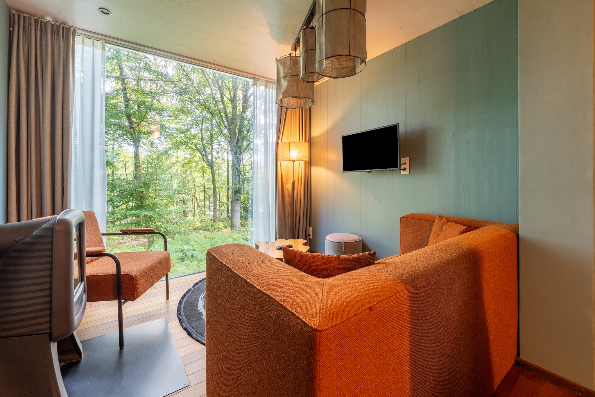 Escape to Your Nature, a Leisure Award-winning eco-resort just 15 km south of Tournai, offering the perfect blend of luxury, sustainability, and serenity. Nestled in lush woodland and free of motorized traffic, the resort invites you to explore nature on foot, by golf cart, or by bike, with Lille, Brussels, and Paris all within reach.
Stay in The Birch, a 59 m² elevated treehouse built 3.5 meters high among the treetops. It features two bedrooms, a living room with a fireplace, a fully equipped kitchen, and a luxurious bathroom with a sauna. A rooftop terrace and panoramic windows offer breathtaking forest views, making it an ideal retreat for families with kids aged 12 and up.
Enjoy free Wi-Fi, secure parking with EV charging, board games, and on-site wellness treatments like massages and facials. A multipurpose area is also available for events or seminars. Please note: swimming and fishing are not permitted. Golf carts and bikes are available for rent to explore the vehicle-free resort grounds.