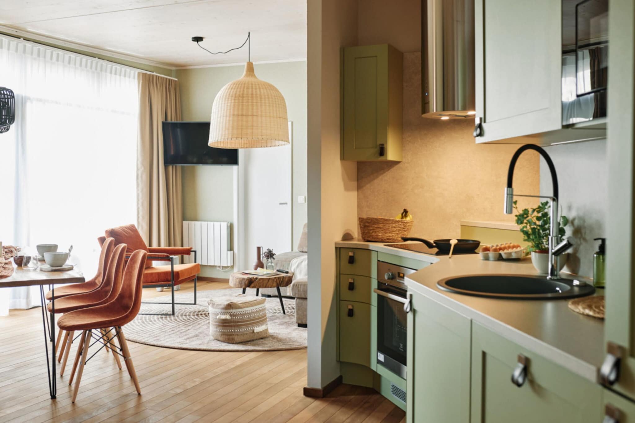 Ground floor: (open kitchen(electric kettle, cooker, coffee machine(pads), oven, dishwasher, fridge-freezer), Living/diningroom(TV(smart TV), dining table, fireplace, seating area), Bedroom with bathroom(double bed(160 x 200 cm), shower, washbasin, toilet), Bedroom with bathroom(single bed(80 x 200 cm), single bed(80 x 200 cm), shower, washbasin, toilet), hall, Internet access)\n\nbalcony or terrace, garden furniture, parking, swimming pool(shared with other guests, outside), swimming pool(shared with other guests, indoor), padel court, lounge set