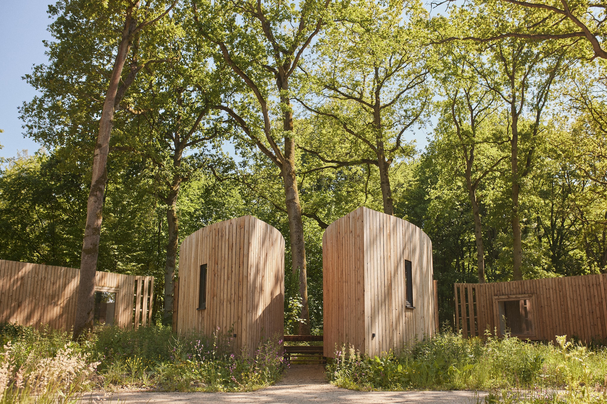 Ground floor: (open kitchen(electric kettle, cooker, coffee machine(pads), oven, combination microwave, dishwasher), Living/diningroom(TV, dining table, seating area), Bedroom with bathroom(double bed(160 x 200 cm), shower, washbasin, toilet), Internet access)\n\nterrace, garden, garden furniture, parking lot(public), swimming pool(shared with other guests, outside), swimming pool(shared with other guests, indoor), padel court