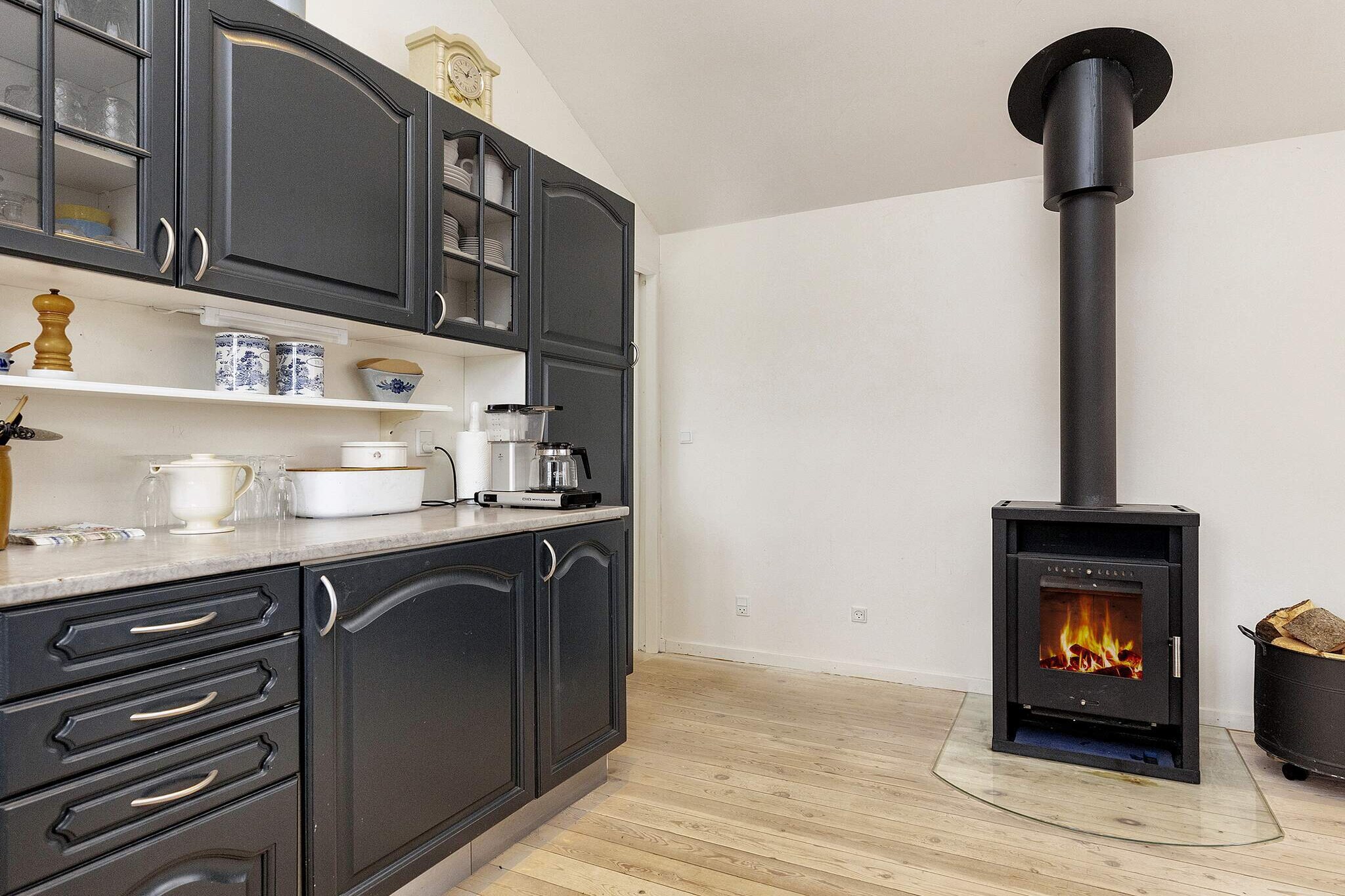 Kitchen(cooker(electric), coffee machine, microwave, dishwasher, fridge-freezer), Living/bed room(double folding bed, TV, chromecast), bedroom(double bed), bathroom(washbasin, shower, toilet, washing machine), mezzanine, heating(electric), terrace, garden, garden furniture, sun loungers, air to air heatpump