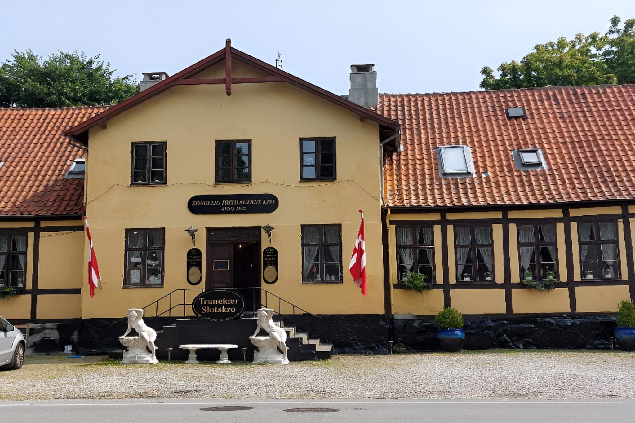 Welcome to this cosy flat in the beautiful Sydfynske Øhav region on Langeland, perfect for a romantic getaway or a quiet retreat for two. The flat has a comfortable bedroom with a double bed, which ensures a restful night's sleep. Various restaurants are within easy walking distance of the flat, so you can enjoy the local cuisine without having to drive.
Explore the nearby attractions such as the beautiful beaches, charming villages and scenic hiking trails that Langeland has to offer. Don't miss the opportunity to visit the Langelandsfort Museum and the stunning nature reserves in the area.
Enjoy your private outdoor area with garden furniture where you can savour your morning coffee or relax in the evening sun. Inside you will find a well-equipped kitchen with a coffee machine for a good start to the day. The bathroom is modern and functional and has a washbasin, shower and toilet. A cot is available for families, so it is also suitable for small families. A selection of German and Danish TV channels provides entertainment and is ideal for switching off after an eventful day. The flat is the ideal base for exploring the natural beauty and cultural heritage of Sydfynske Øhav.
Book your stay today for an unforgettable trip!