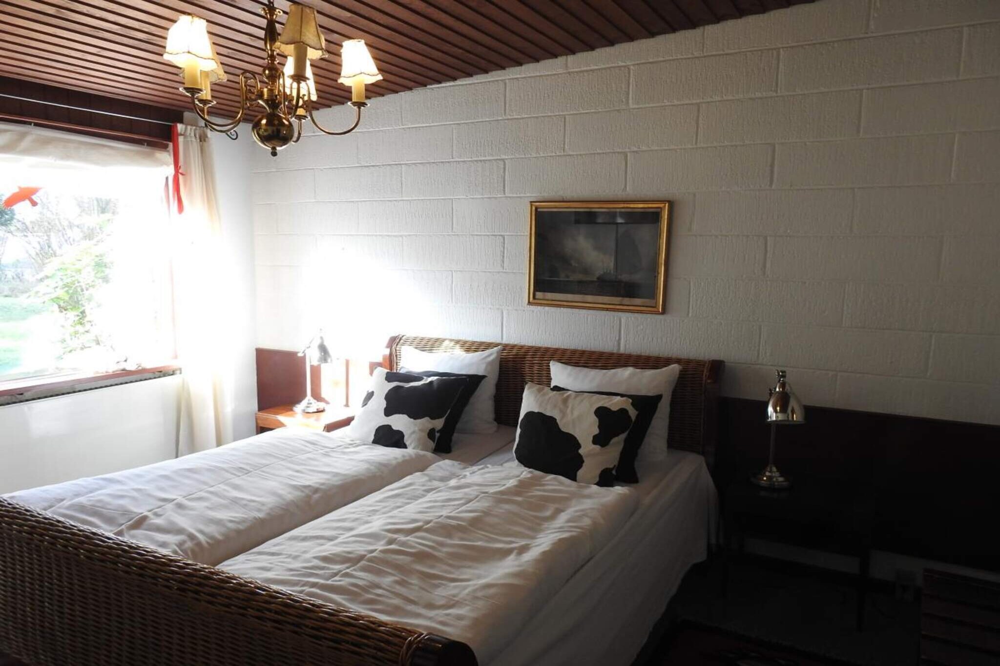 Kitchen(shared with other guests), bedroom(double bed, coffee machine, garden furniture), bathroom(washbasin, shower, toilet), TV(german television channels, danish TV channels (DR1 and TV2)), heating(central), parking, children\'s bed