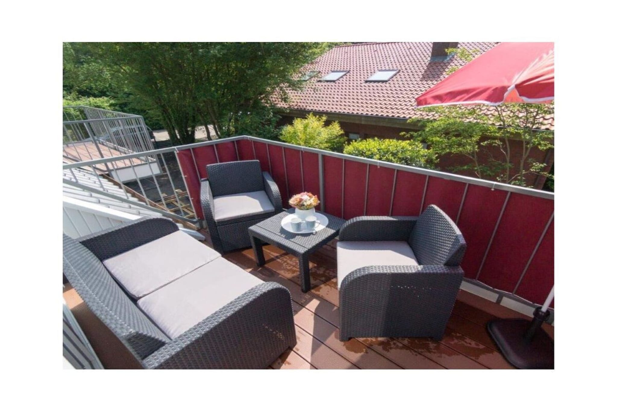 Holiday apartment Ankerplatz D7
Ankerplatz D7 is a holiday apartment for guests who love comfort and class even on holiday. Only completed in 2016, this property is particularly modern and luxurious. The interior was chosen with care and good taste. The maritime charm is noticeable everywhere, but is completely subtle.
With the double room including a comfortable electrically adjustable box spring bed and the youth room with a single bed, the holiday apartment Ankerplatz D7 is ideal for 2 people with a child aged 5 and over. You can cook to your heart's content in the large, cozy kitchen. Amenities such as an oven with ceramic hob, a refrigerator with freezer compartment, a microwave, a dishwasher, a Senseo coffee machine, a filter coffee machine, a toaster, an egg cooker, a kettle and a blender are available. Full entertainment awaits guests in the cozy living area. Flat-screen TV with Internet functions such as Netflix, U-Tube and media library, plus a Blu-Ray DVD player and a CD player leave nothing to be desired.
All shutters can be controlled electronically. You can also electronically adjust the underfloor heating to the desired temperature.

The holiday apartment also has a storage room in which you can use a washing machine free of charge, a vacuum cleaner, dustpan & broom, clothes rack with clothespins, ironing board and iron.

There is a storage room outside where you can safely park your bicycles.

For a carefree start to your vacation, book our linen package. This consists of bed linen, towels, shower mats, tea towels and a service set (toilet paper, dishwasher tablets, garbage bags, dish brush, cleaning cloths and other small helpers) for a carefree start to your vacation.