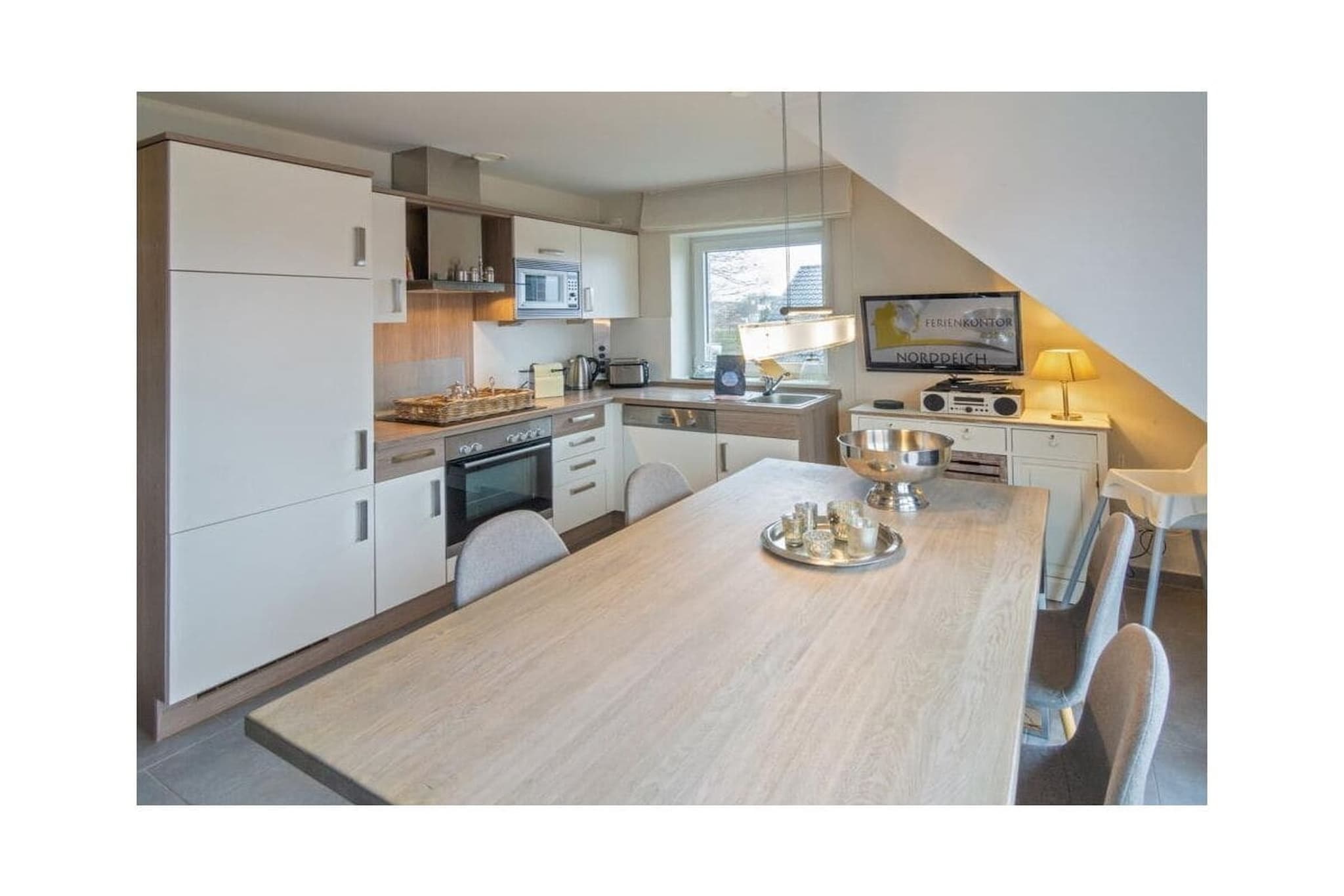 496912 - Kitchen