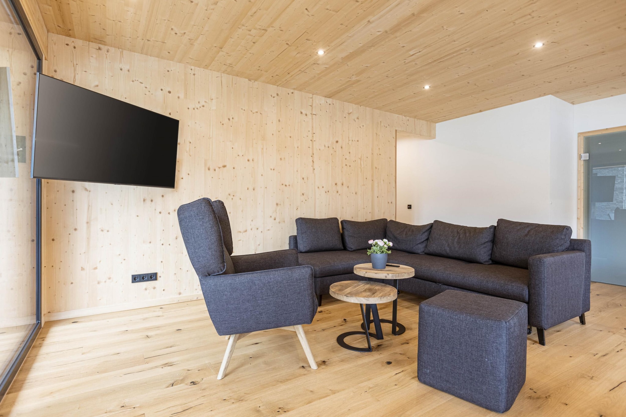 "Experience the pinnacle of alpine luxury in this exceptional 104mÂ² apartment, designed to accommodate up to 10 guests with utmost comfort. The apartmentâ€™s standout feature is its private spa area. Enjoy year-round relaxation in the Finnish sauna or take a dip in the approximately 70mÂ² terrace with a heated pool, offering a luxurious way to unwind regardless of the season. 

Located in the heart of St. Georgen ob Murau, just a few meters from the Kreischberg gondola lift, this exclusive residence offers a perfect blend of elegance and modern convenience. 

The apartment features four beautifully furnished bedrooms, including three with double beds and one with a double bed plus an additional bunk bed, making it ideal for families or groups. Pamper yourself with two stylish bathrooms equipped with rain showers, an en-suite bathroom, and a separate guest toilet. The open-plan living area is a haven of relaxation, complete with a cozy seating arrangement and a flat-screen TV, perfect for unwinding after a day of adventure.  The contemporary kitchen is a chefâ€™s delight, fully equipped with high-quality cutlery, cookware, a ceramic hob, oven, fridge with freezer compartment, and dishwasher. Additional amenities include a kettle, toaster, and a Nespresso coffee machine. To ensure a smooth start to your stay, a small starter set with dishwasher tab, dishwashing liquid, sponge, garbage bags, cleaning supplies, and a tea towel is provided. Complimentary Wi-Fi is available throughout your stay, and the MurauCard (summer) provides additional local perks and activities. "