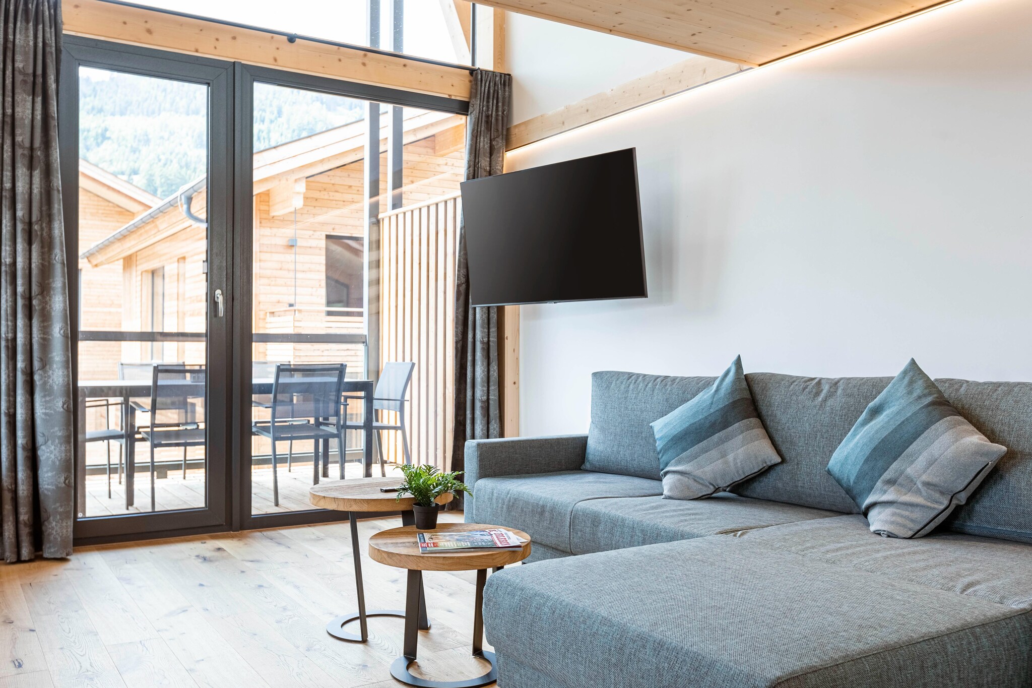 "Elevate your alpine retreat in this sophisticated 117m² penthouse, offering unrivaled luxury and comfort for up to 10 guests. The penthouse’s standout feature is its private spa area, which includes a luxurious in-house Finnish sauna and an inviting outdoor bathtub. Experience ultimate relaxation and pampering in this exquisite setting.
Nestled just a few meters from the Kreischberg gondola lift in the charming St. Georgen ob Murau, this penthouse promises an extraordinary escape with stunning views and exceptional amenities.
The penthouse features four elegantly furnished bedrooms, including three with plush box-spring double beds and one with a double bed and an additional bunk bed, complete with its own flat-screen TV. The accommodation is complemented by two stylish bathrooms with invigorating rain showers, and a separate guest toilet for added convenience. The expansive living area invites relaxation with its cozy seating arrangement and a second flat-screen TV, perfect for unwinding after a day of adventure. Step out onto the balcony to enjoy breathtaking views of the Kreischberg, adding a touch of serenity to your stay.
The modern kitchen is a culinary haven, fully equipped with high-quality cutlery, cookware, a ceramic hob, oven, microwave, fridge with freezer compartment, and dishwasher. Additional amenities include a kettle, toaster, and Nespresso coffee machine. To ensure a seamless start to your stay, a small starter set with a dishwasher tab, dishwashing liquid, sponge, garbage bags, cleaning supplies, and a tea towel is provided. Complimentary Wi-Fi is available throughout your stay, and the Murau-Murtal GuestCard (summer) offers additional local benefits and activities. "