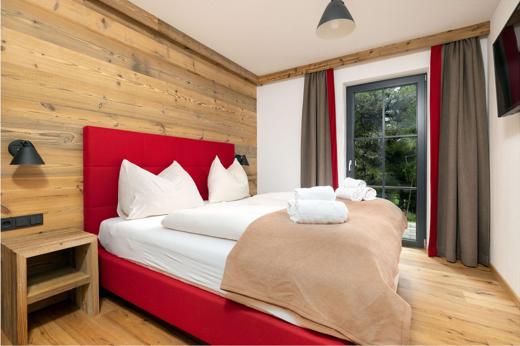 Ground floor: (Entrance, bathroom(shower, toilet), sauna(private), Internet access)\n\nOn the 1st floor: (bedroom(double bed), bedroom(double bed), Bedroom with bathroom(double bed, bath tub, hot tub, washbasin, toilet, balcony or terrace), bathroom(shower, washbasin, toilet, hairdryer), bathroom(shower, washbasin, toilet))\n\nOn the 2nd floor: (Living room(TV, dining table, seating area), open kitchen(hob(4 ring stoves, ceramic), electric kettle, toaster, coffee machine(espresso, filter), oven, microwave, dishwasher, fridge(+ freezer)), bedroom(double bed), balcony)\n\ntumble dryer, washing machine, heating(central), garden furniture, parking, parking, drying cabinet, Charging post for electric cars