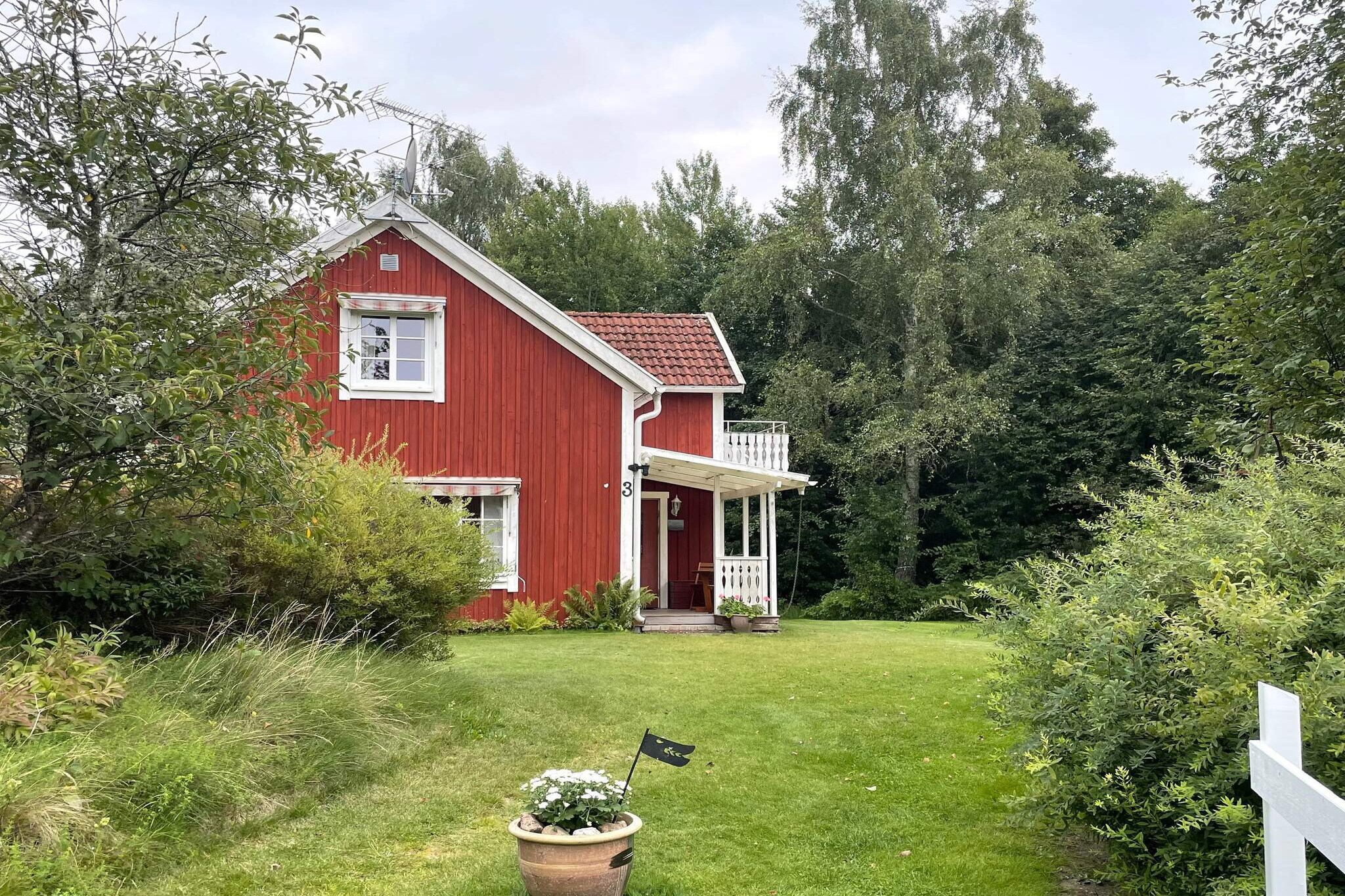 Internet Access DSL, Living room(4x single bed, chromecast), Kitchen(coffee machine, oven, microwave, dishwasher, fridge, freezer(1-59L), high chair), bedroom(double bed), bathroom(washbasin, shower, toilet), bathroom(washbasin, toilet, washing machine), heating(electric), garden furniture, geothermal energy