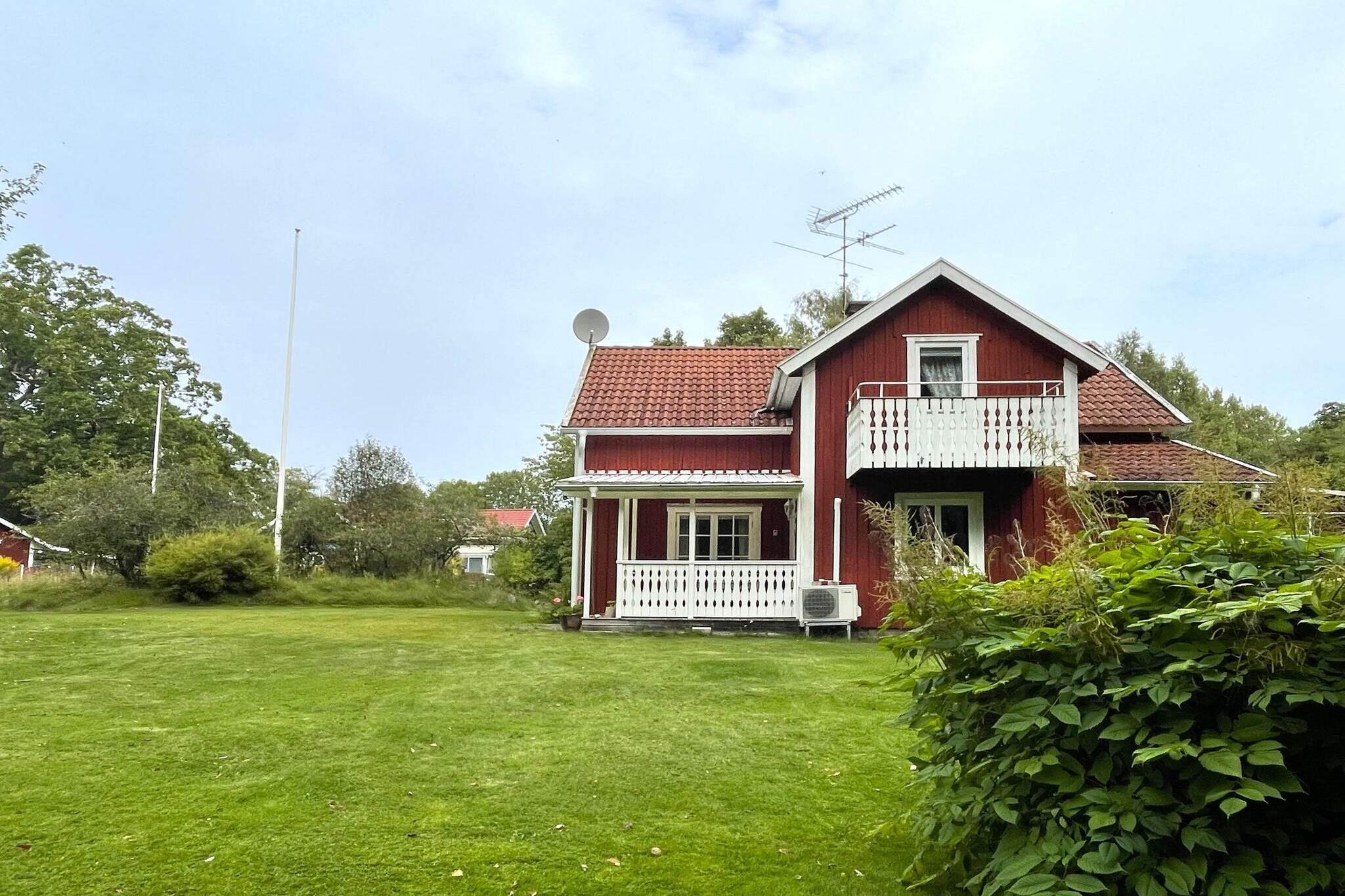 Welcome to a large, spacious family house on beautiful TorsÃ¶. TorsÃ¶ is VÃ¤nern's largest island and here you live idyllically with close proximity to swimming in VÃ¤nern's clear waters. Welcome to a very pleasant accommodation in a classic Swedish red house with white knots. The garden outside is lush and invites you to play. There is outdoor furniture and a grill for good dinners. You are welcomed into the house in a small hall. The stairs up lead you to a family room with an open floor plan. Up here there are 4 single beds 90 cm. Adjacent is the house's large bedroom with a double bed. Next to the family room is a small relief room where you can store luggage and an ironing board. Here is also the house with one bathroom, of an older style. There is a toilet, sink and even a washing machine. Perfect if you are traveling with smaller children or want to stay longer. On the lower level is the large living room with plenty of seating. The stove is in use and crackles well if you are the freezer or book the house during autumn or early spring. The house has wifi and you connect to the TV via chromecast. On the lower level, there is also the house's second bathroom. A fully tiled bathroom with a glass shower cabin, wc and sink. The kitchen has everything and a little more that you could need to prepare delicious breakfasts and all the meals of the holiday. From the kitchen you come out to the cozy conservatory, which is glazed. The house extra room, where you sit and enjoy the peace. On this beautiful island - TorsÃ¶ - connected by a bridge is this house that welcomes you with homely furniture, inviting interior and a family atmosphere. Here you can find your personal balance between a relaxing and active holiday. Take the opportunity to go to Laxhall for good food, swimming or a trip out by boat to the car-free island of BrommÃ¶. There are 4 trips per day. There are beautiful hiking trails and cozy bike rides here. Out here is a beautiful nature reserve. Paddling trips and island hopping are also a good idea. If you are holidaying in the area, a visit to DjurÃ¶ National Park is a must. The DjurÃ¶ archipelago consists of more than thirty islands and rock outcrops in the middle of VÃ¤nern. No archipelago in Sweden is so remote and isolated, and it is precisely this remoteness that is so fascinating. Mariestad is one of Sweden's older cities where you have shopping, cozy cafes and restaurants. Warm welcome.