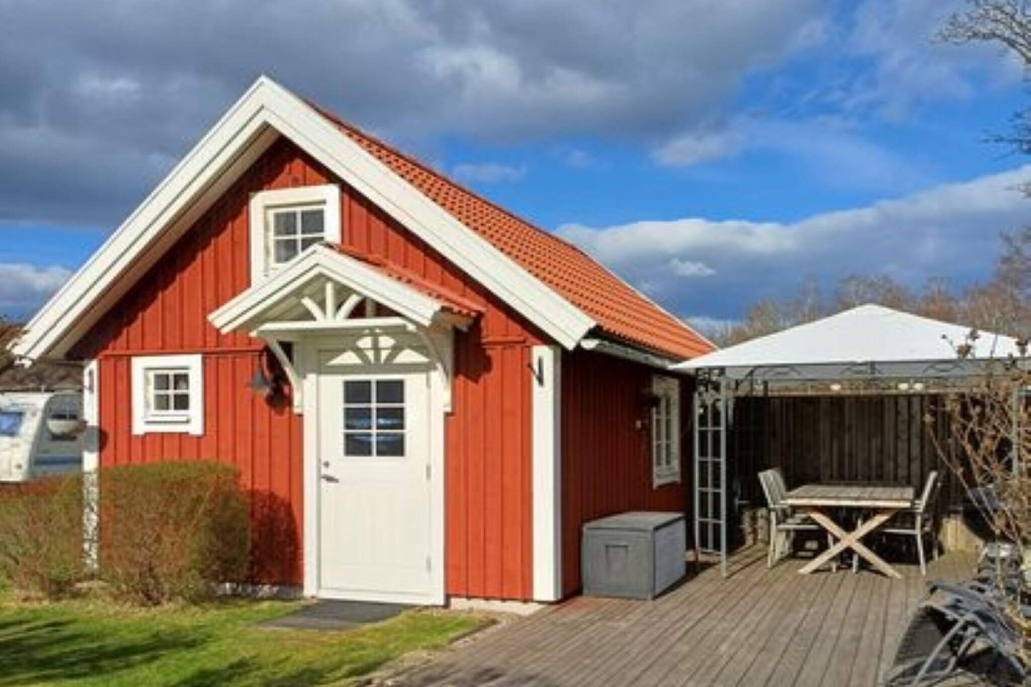 In the southern parts of SmÃ¥land, in lovely rural surroundings, with fantastic nature and lake scenery in the area, you will find this cozy little cottage. Here you have the opportunity to experience all the best of SmÃ¥land. Lake Ã…snen is about 16 km away, Ã…snen is a unique lake archipelago with more than a thousand islands and is Sweden's newest national park. The cottage shares the plot with the owners, but feels secluded due to a larger Hedge in between. The patio is also on the away side of the house, so it creates privacy when you spend time on the patio. The cabin is small but well planned with a nice kitchen and bathroom. Two sleeping places are on the first floor in a sofa bed, the remaining three of the beds are in a sleeping loft which is reached via a fold-down ladder. (see picture) Here it is low to the ceiling and you cannot stand up. About 10 minutes away by car you will find KorrÃ¶, where there is a lot to do for the whole family. You can hike, cycle, visit the spa, restaurant, cafÃ© or visit their music festival at the end of July. In the community of Tingsryd, a little over 20 km away, is Tingsryd, with Tingsryd Resort, which offers an adventure pool, spa, mini golf, fishing and much more when the spirit of an excursion strikes. Otherwise, the city of VÃ¤xjÃ¶ with its cafes, shopping and restaurants is only a little over 30km away.