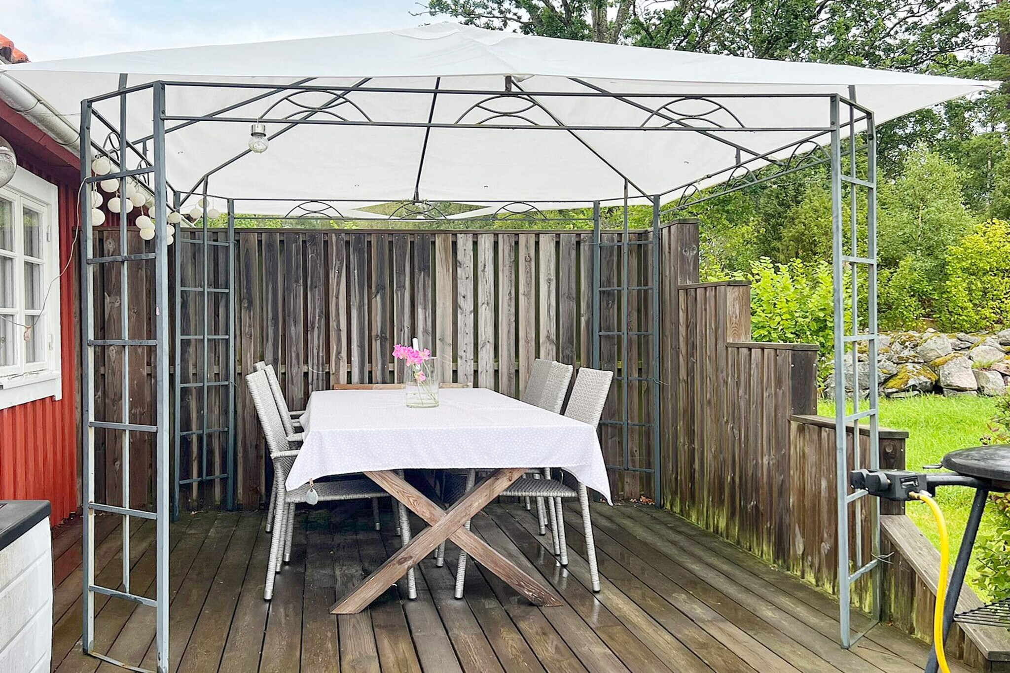 Internet Access DSL, Living room(3x single bed), Kitchen(cooker(electric), coffee machine, microwave, fridge-freezer), Living/bed room(double folding bed), bathroom(washbasin, shower, toilet), heating(electric)