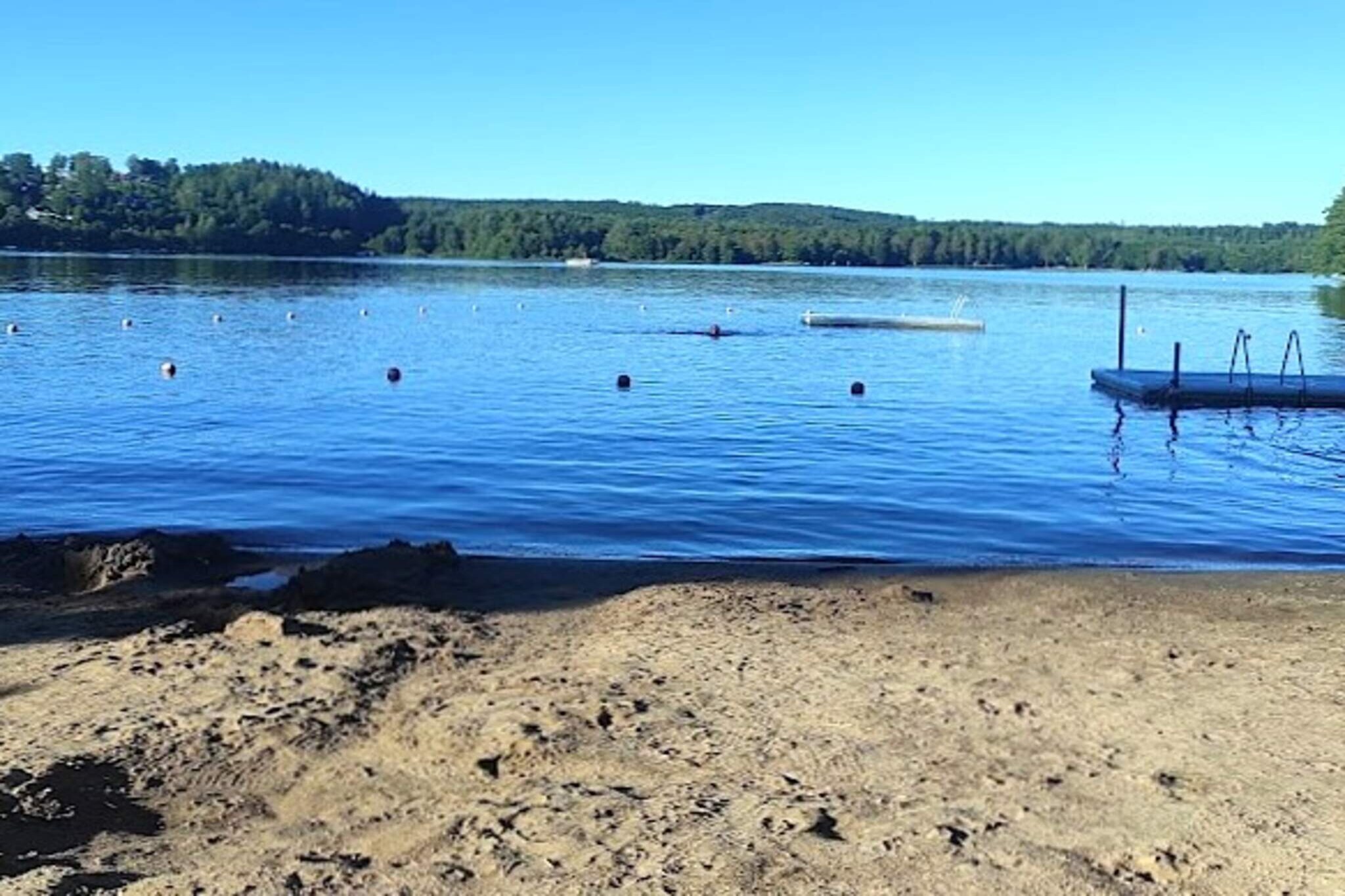 Welcome to this charming and cozy cottage in a quiet summer cottage area in Viared, only a few kilometers from the center of Borås! Here, a perfect retreat is offered for those looking for relaxation in scenic surroundings. The cabin is tastefully furnished with a homely atmosphere and can accommodate up to 4 people. There is a bedroom with a large double bed of 180 cm. In the bright living room, you can enjoy a comfortable sofa that can easily be converted into a 160 cm bed. The room also has a charming wood-burning stove, which creates a cozy atmosphere during cool summer evenings. In addition, there is a smaller sofa that can be converted into a 120 cm bed and a TV for relaxation. The kitchen is fully equipped with everything you need – coffee maker, electric stove, oven, microwave and a dining table with space for four people, where you can enjoy meals together. The bathroom is practical with WC and shower, and the sink is right outside the toilet. On the covered terrace you can enjoy your morning coffee in peace and quiet or grill the evening's dinner. With just 200 meters to the beautiful Viaredssjön, you have access to a wonderful swimming area, green areas and a playground for the children. For extra relaxation, you can book the communal sauna by the lake. The area offers wonderful fishing, walking areas with dirt roads and paths around the lake - perfect for walks or jogging. For the adventurous, the city of Borås is only 8km away with attractions such as Borås Zoo, Tropikariet and the Knalleland shopping centre. With the proximity to both Borås and the big city Gothenburg, it is easy to combine nature experiences with city visits - you can reach Gothenburg in less than an hour and Gekås in Ullared is a short drive away. Welcome to an unforgettable holiday stay in this beautiful and peaceful environment!