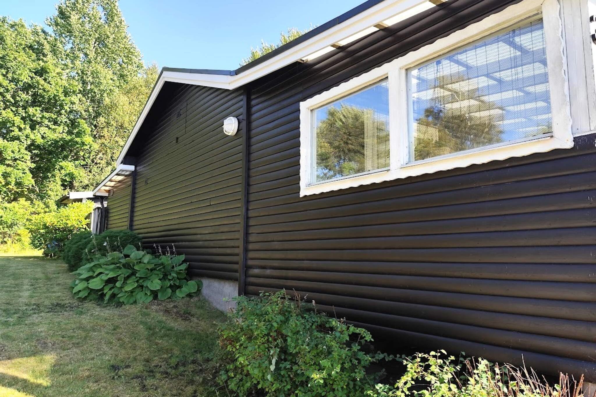 Welcome to this charming and cozy cottage in a quiet summer cottage area in Viared, only a few kilometers from the center of Borås! Here, a perfect retreat is offered for those looking for relaxation in scenic surroundings. The cabin is tastefully furnished with a homely atmosphere and can accommodate up to 4 people. There is a bedroom with a large double bed of 180 cm. In the bright living room, you can enjoy a comfortable sofa that can easily be converted into a 160 cm bed. The room also has a charming wood-burning stove, which creates a cozy atmosphere during cool summer evenings. In addition, there is a smaller sofa that can be converted into a 120 cm bed and a TV for relaxation. The kitchen is fully equipped with everything you need – coffee maker, electric stove, oven, microwave and a dining table with space for four people, where you can enjoy meals together. The bathroom is practical with WC and shower, and the sink is right outside the toilet. On the covered terrace you can enjoy your morning coffee in peace and quiet or grill the evening's dinner. With just 200 meters to the beautiful Viaredssjön, you have access to a wonderful swimming area, green areas and a playground for the children. For extra relaxation, you can book the communal sauna by the lake. The area offers wonderful fishing, walking areas with dirt roads and paths around the lake - perfect for walks or jogging. For the adventurous, the city of Borås is only 8km away with attractions such as Borås Zoo, Tropikariet and the Knalleland shopping centre. With the proximity to both Borås and the big city Gothenburg, it is easy to combine nature experiences with city visits - you can reach Gothenburg in less than an hour and Gekås in Ullared is a short drive away. Welcome to an unforgettable holiday stay in this beautiful and peaceful environment!